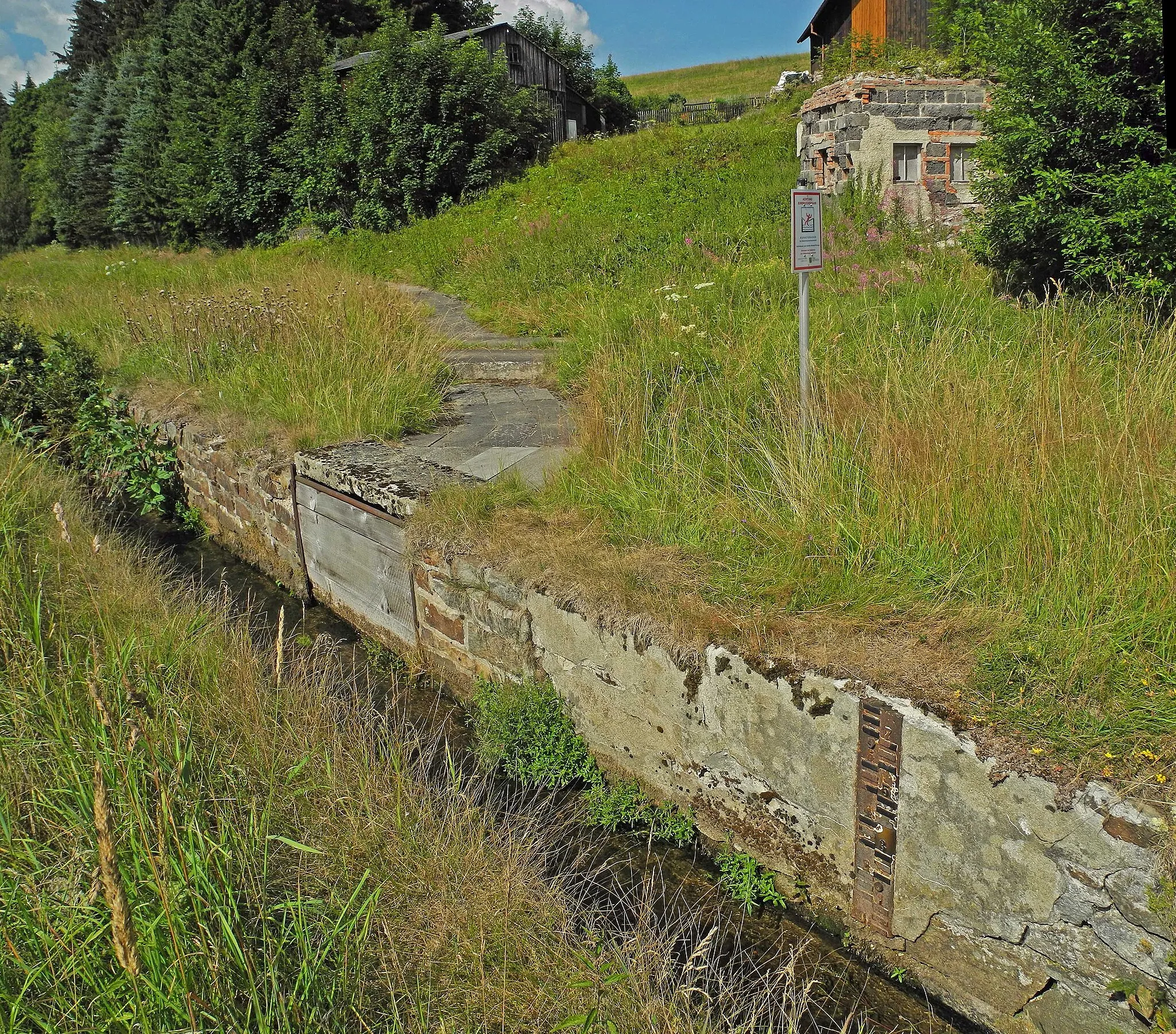 Photo showing: Revierwasserlaufanstalt Freiberg: Abzweigpunkt des Zuführungsgrabens vom Cämmerswalder Dorfbach zur II. Cämmerswalder Rösche, wird z. Z. nicht genutzt.