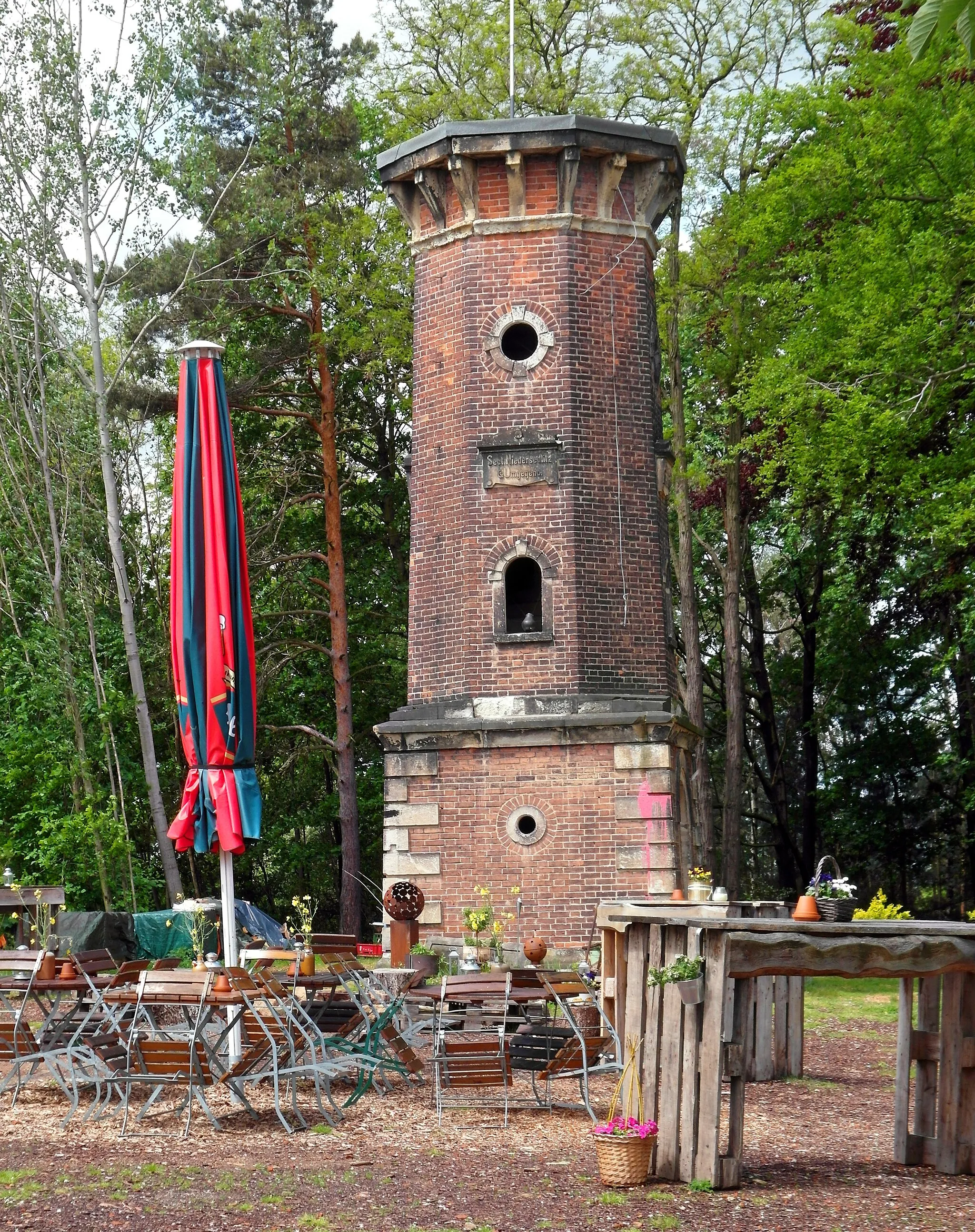 Photo showing: 12.05.2019  01809  Heidenau, Lockwitzer Straße 7 (Höhenweg): Der Lugturm (GMP: 50.978327,13.833694) wurde 1880 vom Niedersedlitzer Gebirgsverein erbaut. Seit 1938 ist der Turm gesperrt, aber das Areal um den Turm wurde auch in der DDR-Zeit noch genutzt. Nach der Wende verwilderte das bewaldete Gelände und der Lugturm fiel für ein viertel Jahrhundert in einen Dornröschenschlaf. Aus diesem ist er nach der Sanierung der Freiflächen wieder erwacht. Seit dem 30.04.2017 ist das Freigelände zu Veranstaltungen wieder geöffnet. Der Turm steht auf Heidenauer Flur, wird aber umgangssprachlich oft zu Luga (Dresden) gerechnet.                                                                                [SAM0640.JPG]20190512120DR.(c)JPG/Blobelt