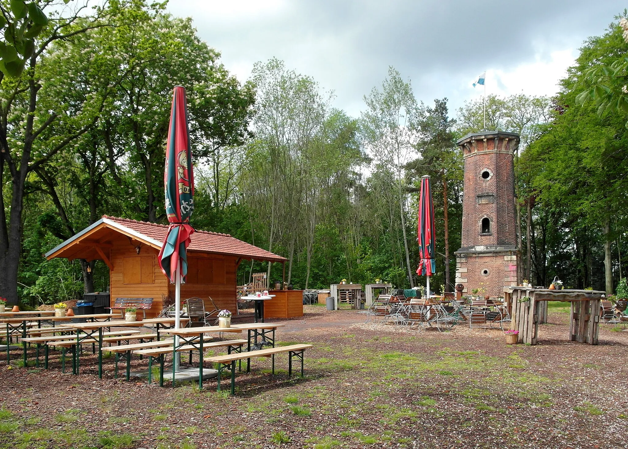 Photo showing: 12.05.2019  01809  Heidenau, Lockwitzer Straße 7 (Höhenweg): Der Lugturm (GMP: 50.978327,13.833694) wurde 1880 vom Niedersedlitzer Gebirgsverein erbaut. Seit 1938 ist der Turm gesperrt, aber das Areal um den Turm wurde auch in der DDR-Zeit noch genutzt. Nach der Wende verwilderte das bewaldete Gelände und der Lugturm fiel für ein viertel Jahrhundert in einen Dornröschenschlaf. Aus diesem ist er nach der Sanierung der Freiflächen wieder erwacht. Seit dem 30.04.2017 ist das Freigelände zu Veranstaltungen wieder geöffnet. Der Turm steht auf Heidenauer Flur, wird aber umgangssprachlich oft zu Luga (Dresden) gerechnet.                                                                                                [SAM0651.JPG]20190512115DR.(c)JPG/Blobelt