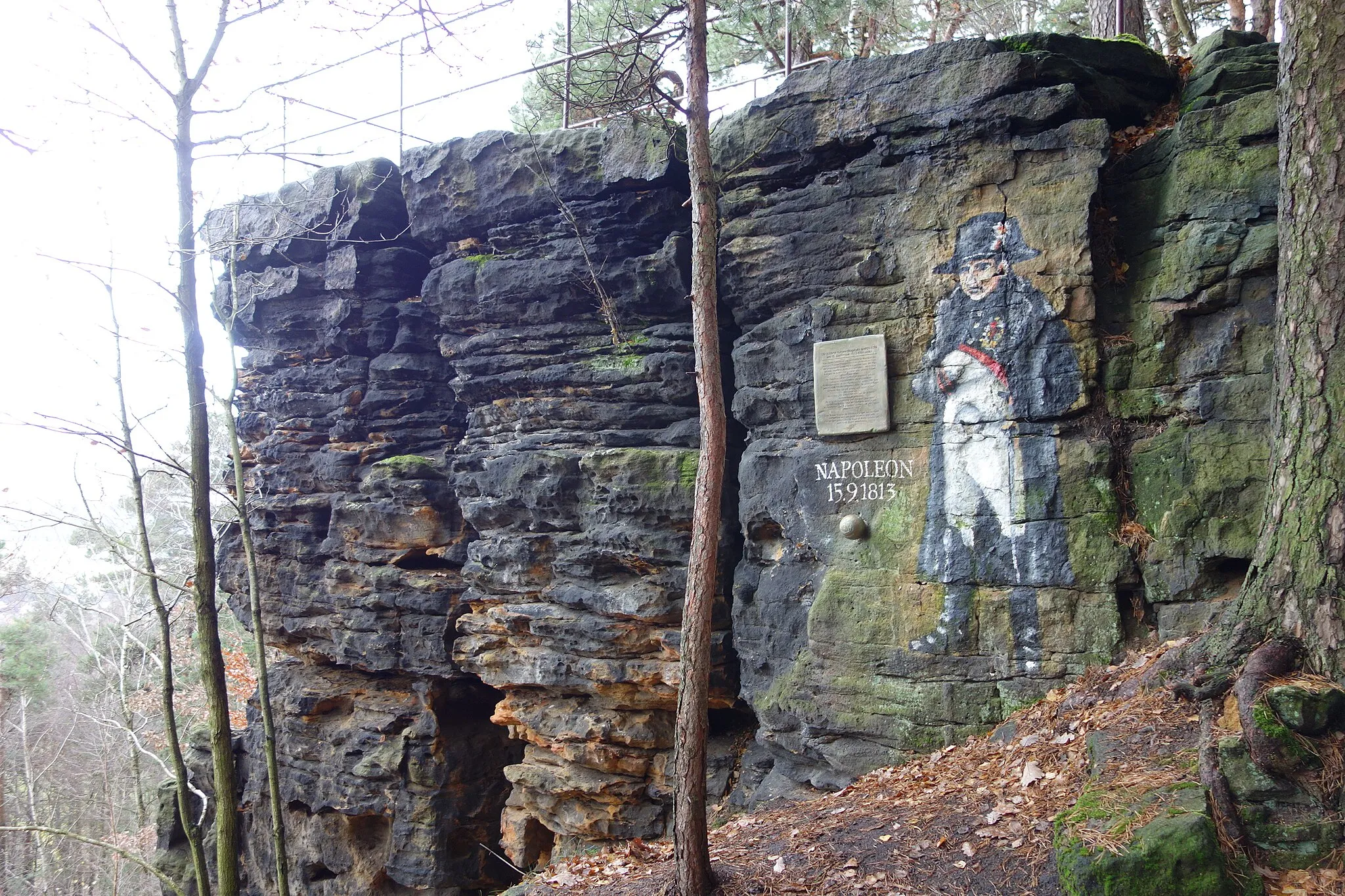 Photo showing: Aussichtspunkt Napoleonstein Langenhennersdorf. Napoleon beobachtete von hier am 15. Sept. 1813 den Aufmarsch seiner Truppen nach der Schlacht bei Kulm. Die bildnerische Darstellung Napoleons ist ca. 2015 entstanden.