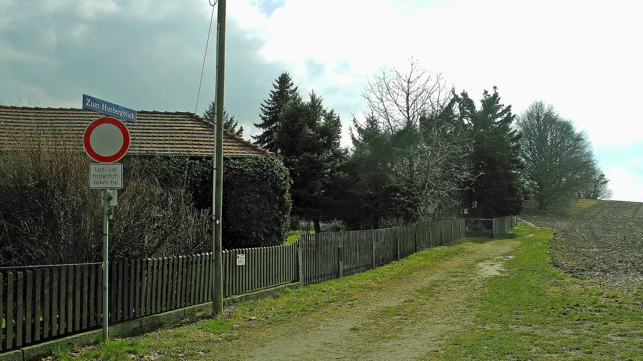 Photo showing: Blick in die Straße „Zum Hutbergblick“ in Dresden-Weißig