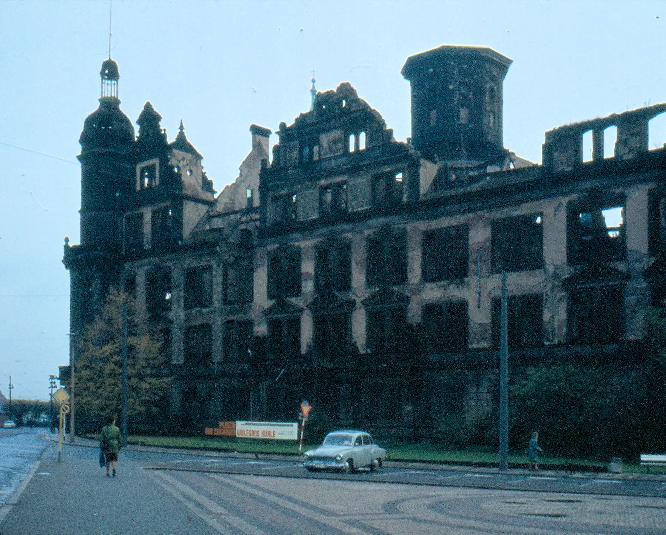 Photo showing: Das Dresdner Schloss im Oktober 1980; Plakat für eine Ausstellung von Wolfgang Kuhle