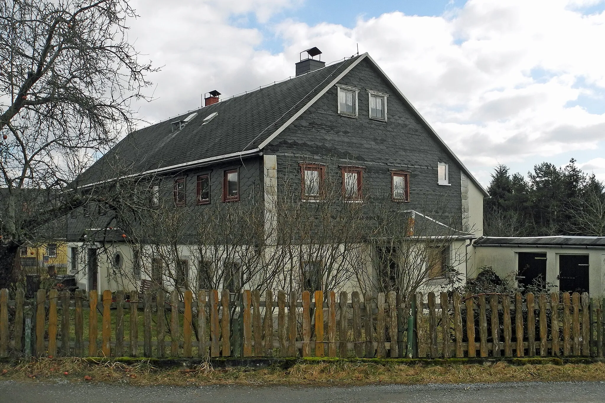 Photo showing: Wohnhaus in Steinigtwolmsdorf, Hochwaldweg 11