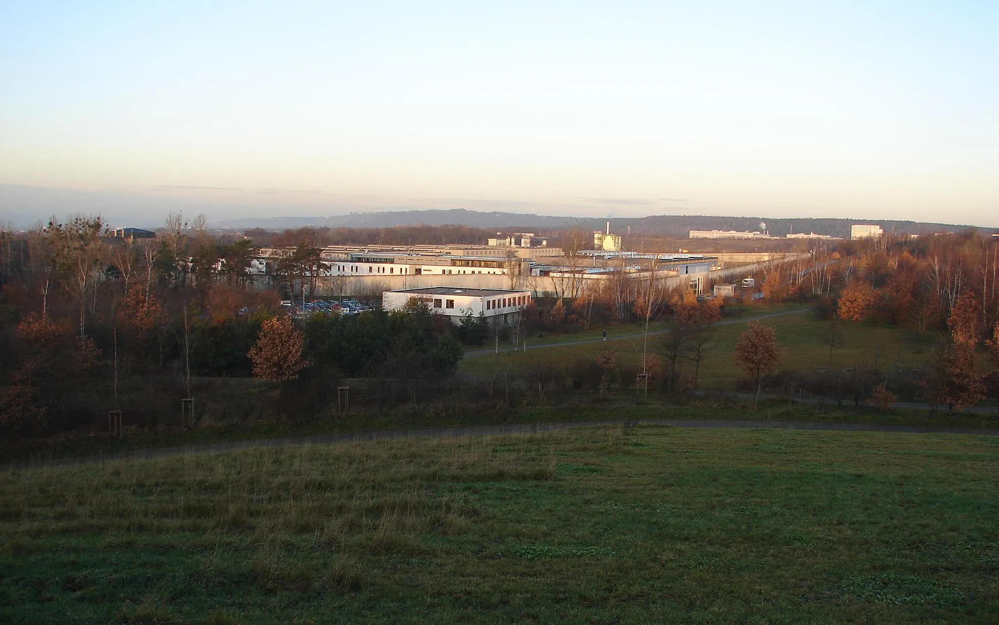 Photo showing: Blick von der ehemaligen Halde am Proschhübel nach Nordwesten auf die JVA Dresden am Hammerweg, im Hintergrund die Radebeuler Lößnitzhöhen
