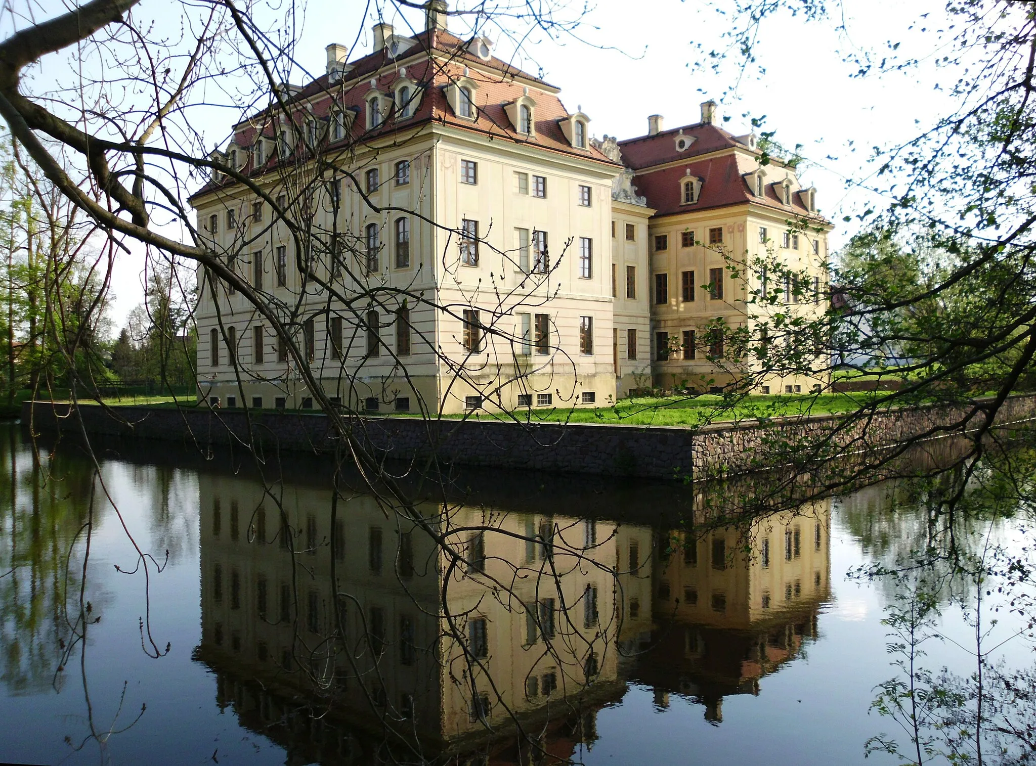 Photo showing: Wasserschloss Wachau, 01454 Wachau. 1730-1745 Neubau des Schlosses mit englischer Parkanlage durch Magdalena Sophie von Schönfeld. Teilweise saniert, zur Zeit leerstehend (?)

Nord/ostansicht