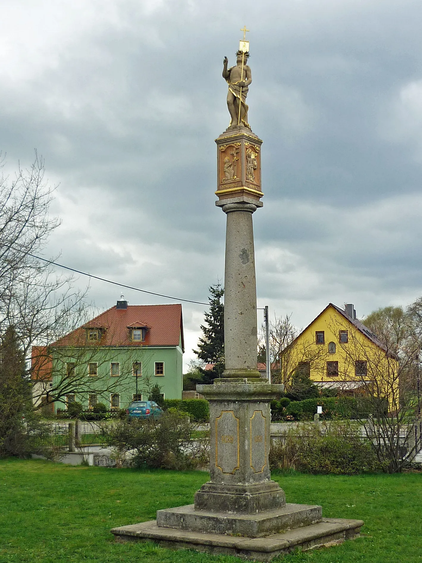 Photo showing: Bildstock in Ralbitz, Dorfplatz