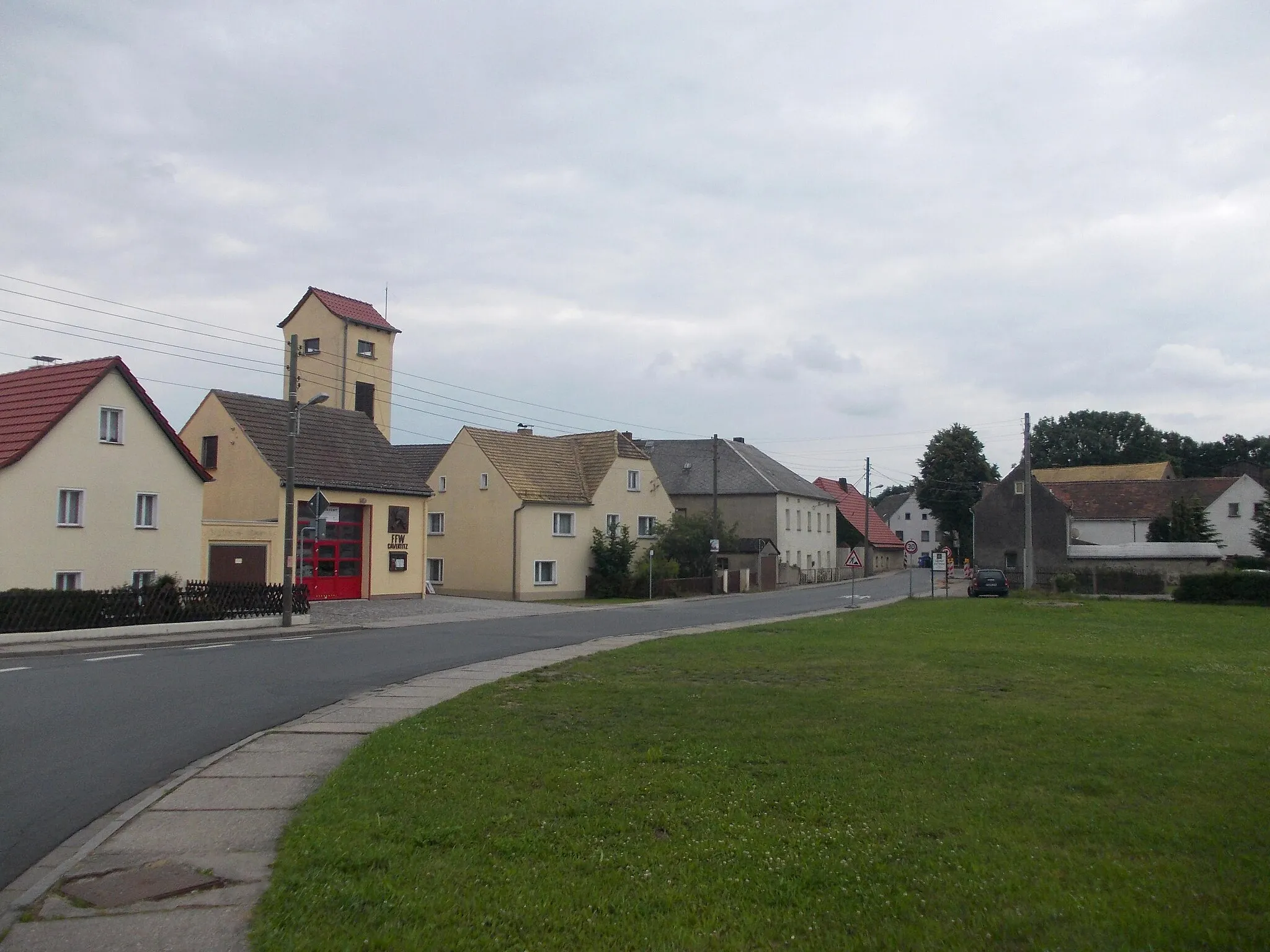 Photo showing: Hauptstrasse with fire station in Cavertitz (Nordsachsen district, Saxony)