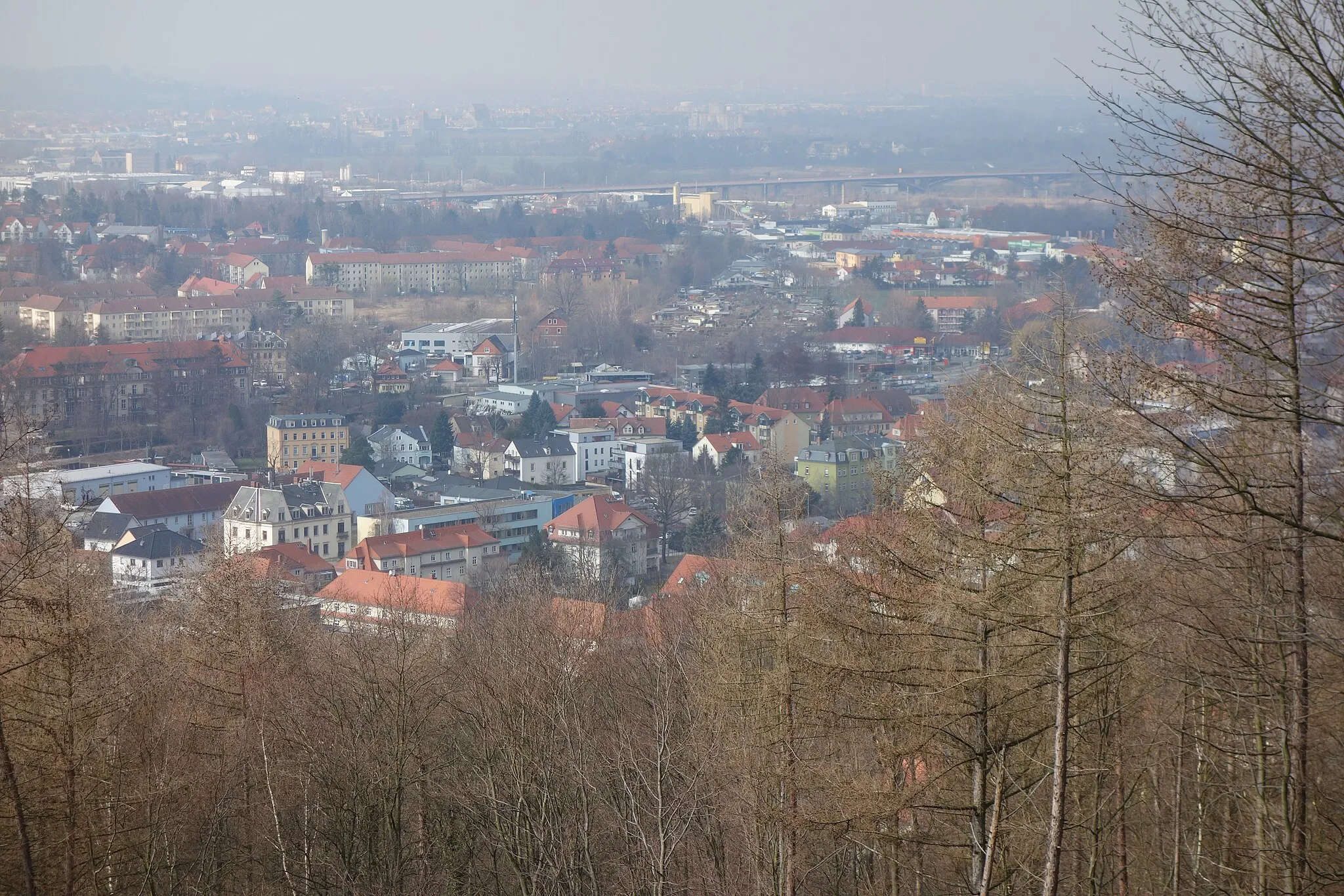 Photo showing: Der Aussichtspunkt Wettinhöhe ist ein Aussichtspunkt in Pirna.
Die "Wettinhöhe" wurde am 15.09.1904 (Thronbesteigung von König Friedrich August III) feierlich von der Pirnaer Gebirgsvereins- Sektion als Jubiläumsgeschenk an die Stadt Pirna übergeben. Von dort aus soll "der Blick des Besuchers über ein schönes Stückchen unseres Sachsenlandes schweifen" können. Die Sichtachse Richtung Dresden ist frei, die Zuwegung instandgesetzt, das Schild mit dem Namen ist angebracht und Geländer und Bank haben einen neuen Anstrich erhalten. Bei guter Sicht ist es wieder einer der schönsten Ausichtspunkte geworden. Aussicht in Richtung Dresden