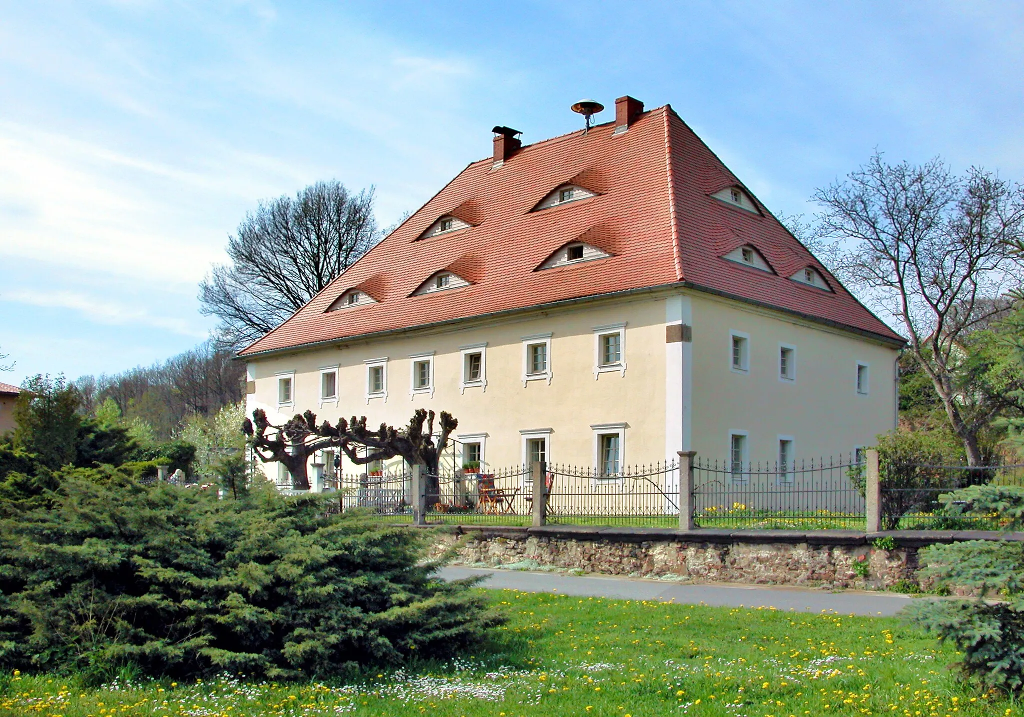 Photo showing: 28.04.2008  02708  Wohla (Löbau), Wohla Nr. 20 (GMP: 51.139954,14.644265): Schloß (Barock, Anf. 18. Jh.) Heute kleines Hotel der Familie Thalmann. Eingangsseite.                      [DSCN32568.TIF]20080428710DR.JPG(c)Blobelt