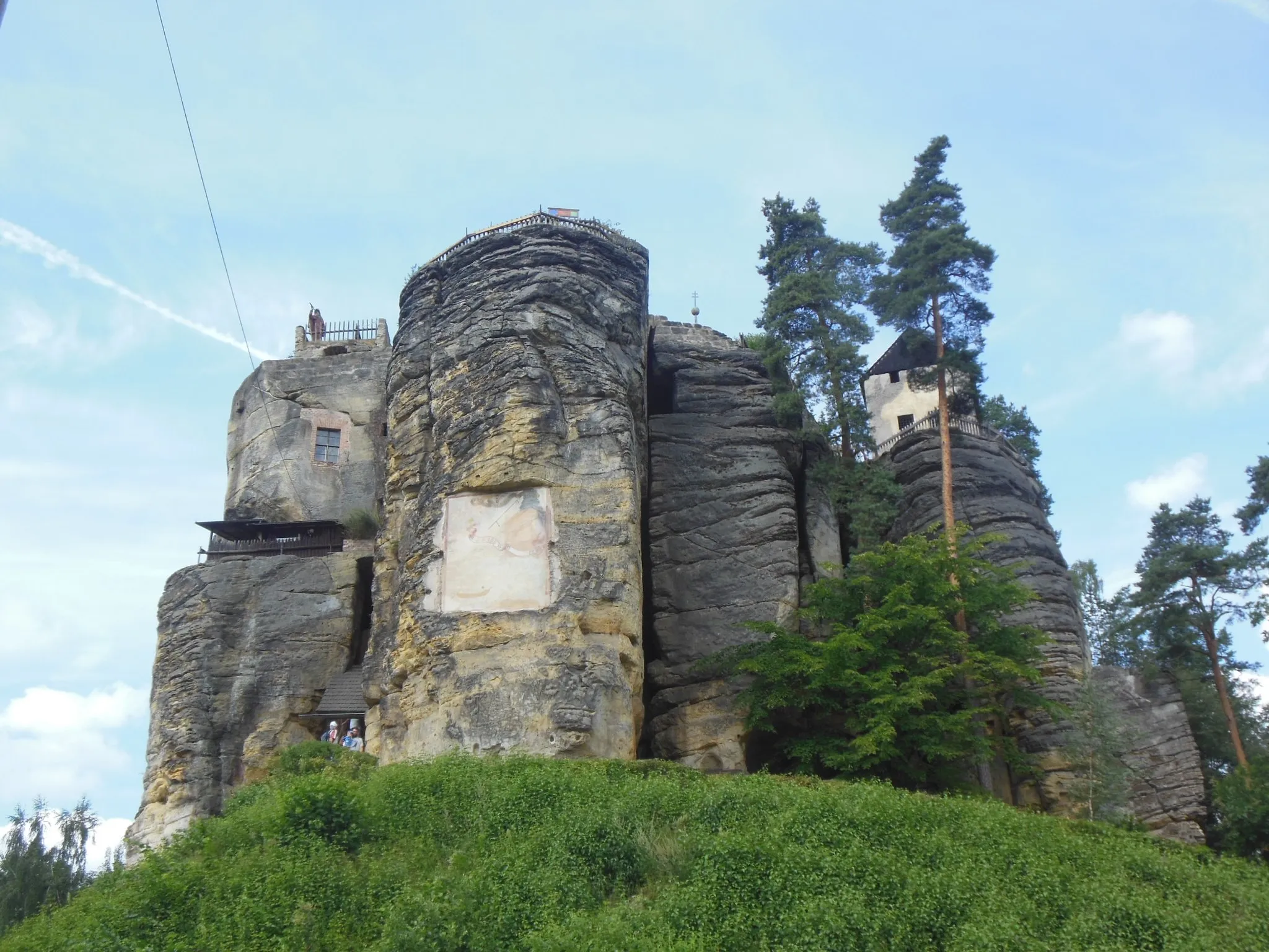 Photo showing: Sloup v Čechách (okres Česká Lípa). Skalní hrad, pohled z ulice Mikovcova.