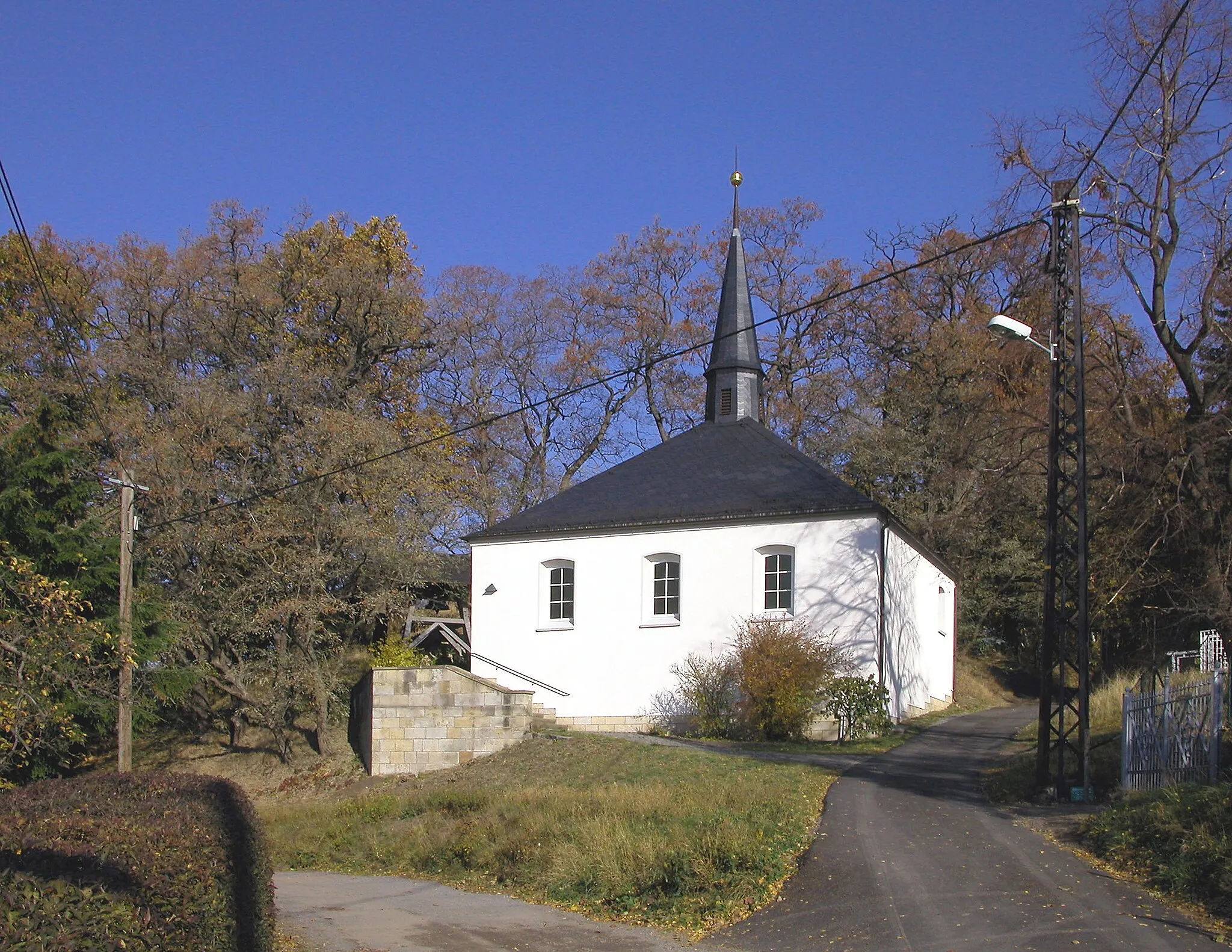 Photo showing: 08.11.2003   01705     Kleinnaundorf (Freital), Saarstraße (GMP: 50.992981,13.696131): Ev.-Luth. Friedenskapelle. Erster Kirchenneubau nach dem Zweiten Weltkrieg, geweiht im Dezember 1950.                                                                                                  [DSCN]20031108200DR.JPG(c)Blobelt