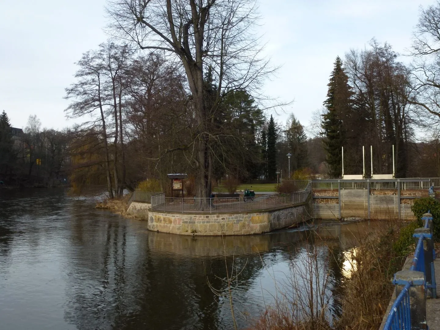 Photo showing: Oberwerder in Waldheim mit Schleuse und Informationstafel zur Zschopauüberquerung durch Napoleons Truppen