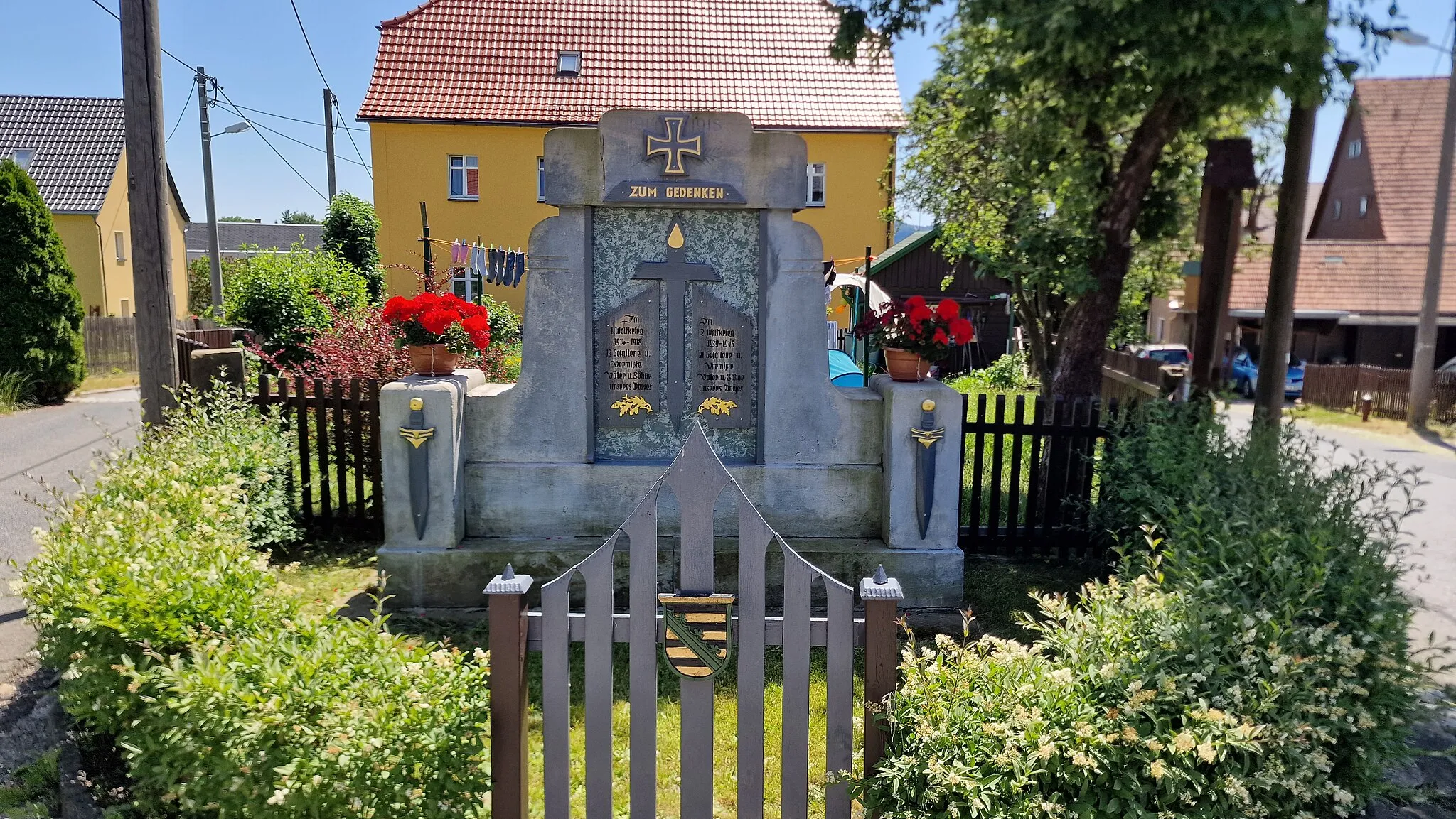 Photo showing: Kriegerdenkmal in Mittelndorf (Sebnitz), am Mühlberg; Denkmal der Gefallenen im 1. und 2. Weltkrieg