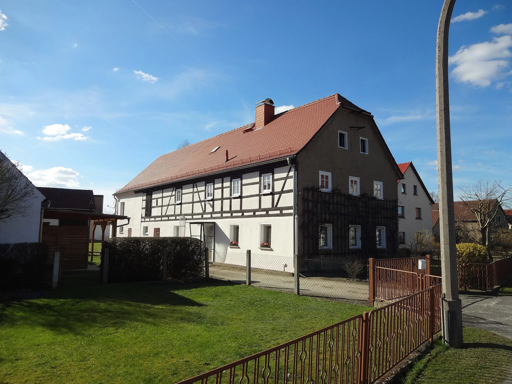 Photo showing: Kulturdenkmal Wohnstallhaus in der Königsbrücker Str. 42 in Grüngräbchen