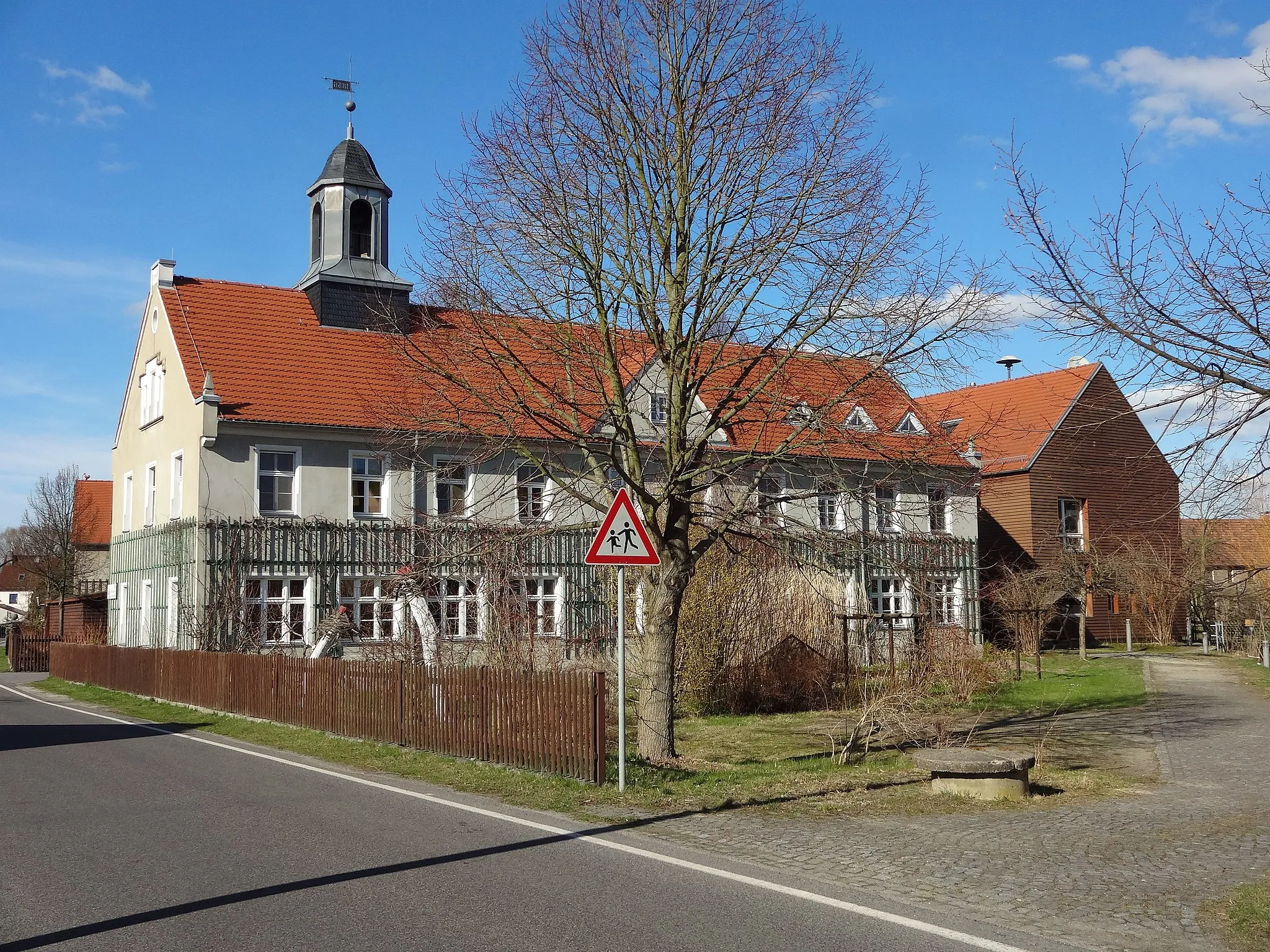 Photo showing: Schulgebäude in Grüngräbchen, Ortsteil von Schwepnitz