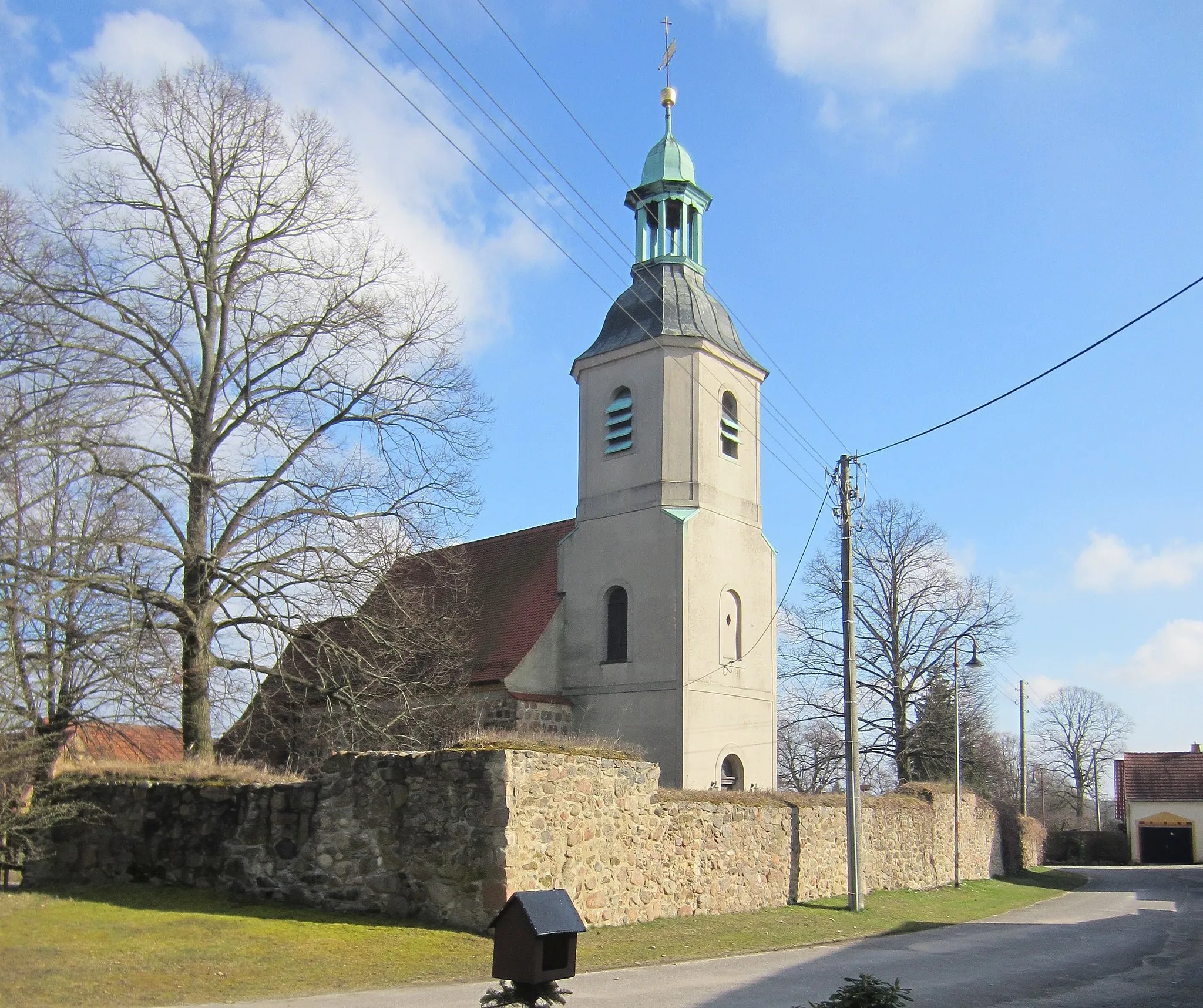 Photo showing: Betten, Gemeinde Massen-Niederlausitz, denkmalgeschützte Dorfkirche, Ansicht von Nordwesten