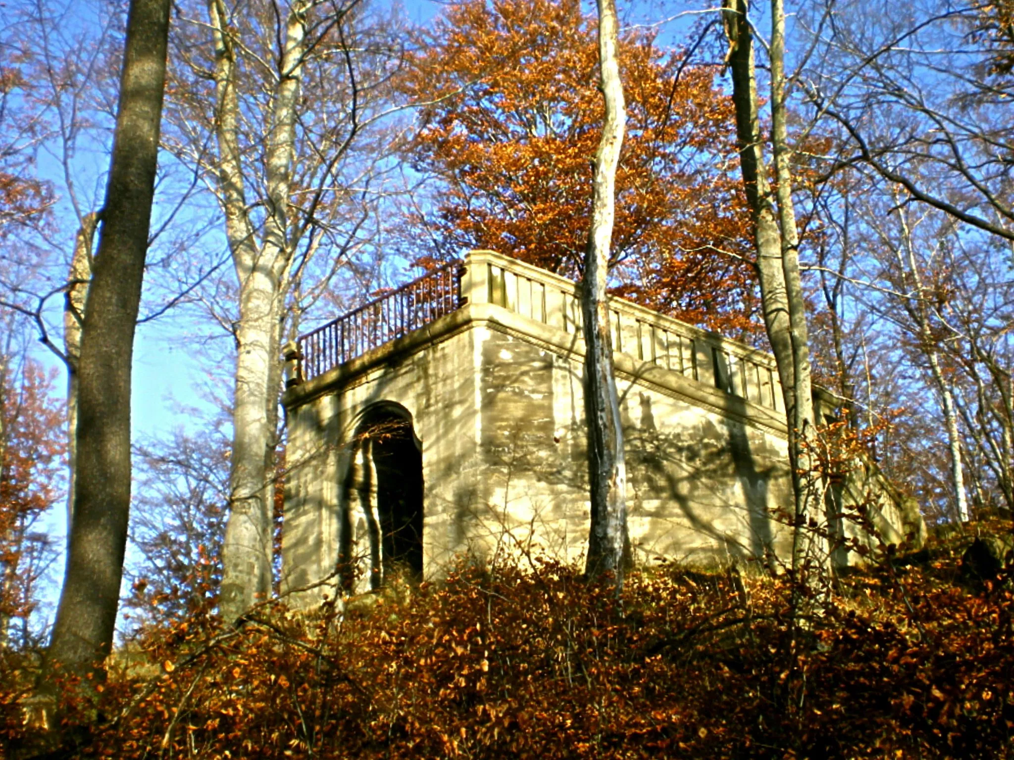 Photo showing: Der Wolfshügelturm war ein Aussichtsturm auf dem 211 m hohen Wolfshügel am Ostrand des Albertparks in der Dresdner Heide. Der 25 Meter hohen Stahlbeton-Turm wurde einst vom Stadtbaurat Hans Erlwein erschaffen. Eine Bürgerinitiative aus Dresden möchte in der Stelle wieder einen Turm bauen.