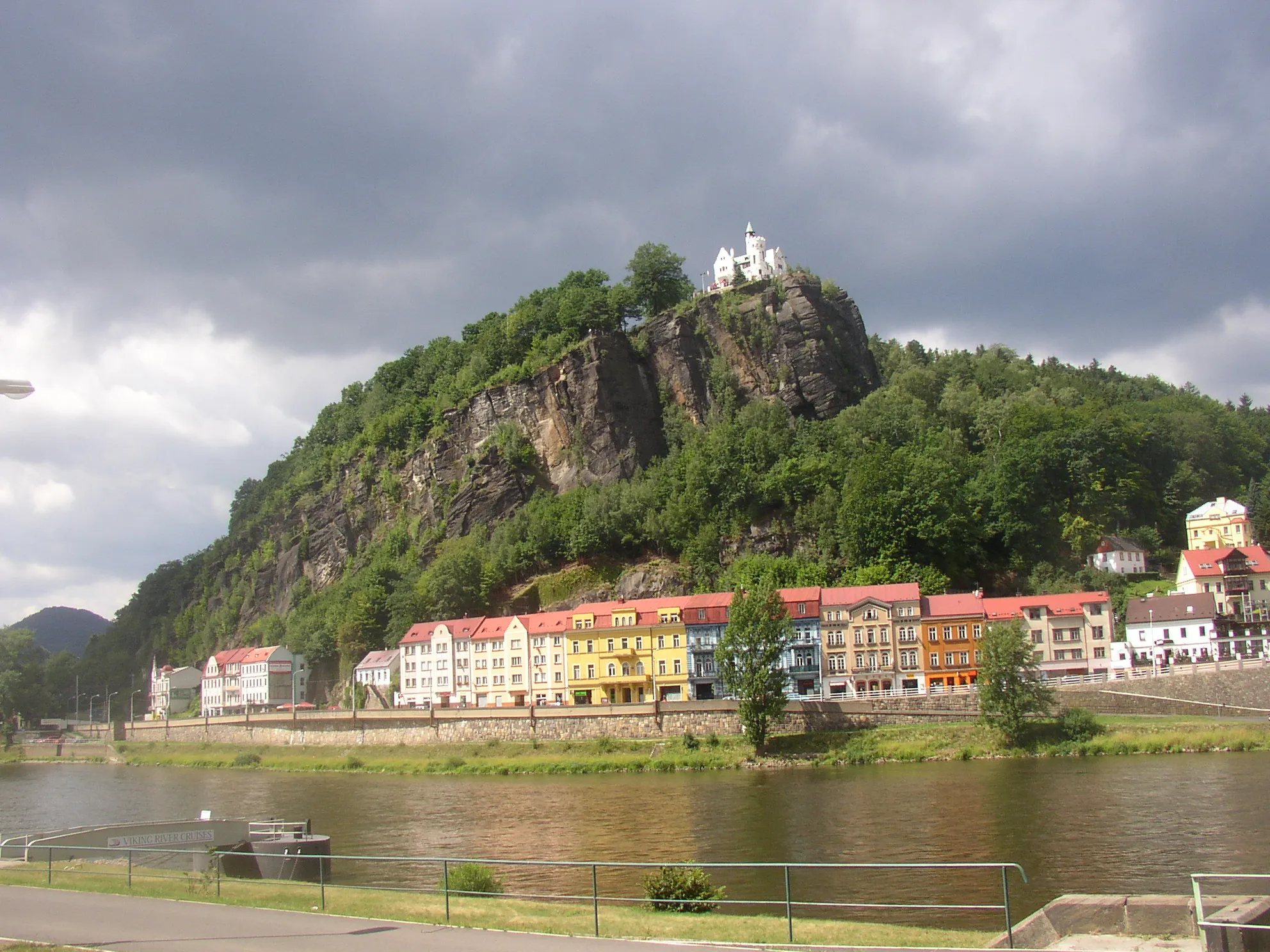 Photo showing: Shepherd's Wall - a rock with a restaurant and a lookout point on its top, Děčín, Czech Republic.