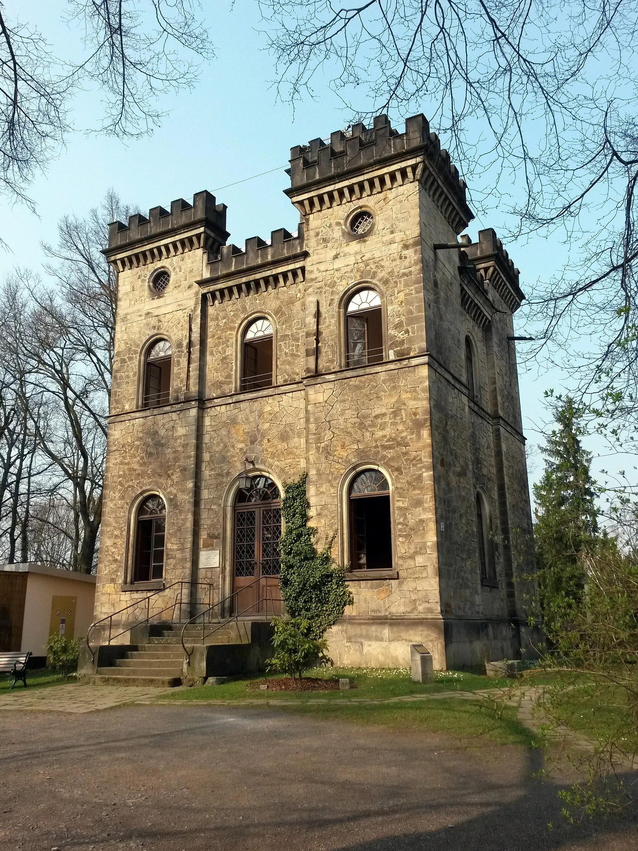 Photo showing: Belvedere "Schöne Höhe" in Elbersdorf bei Dresden. Neogotisches, turmartiges Lustschloss in einem kleinen Park.