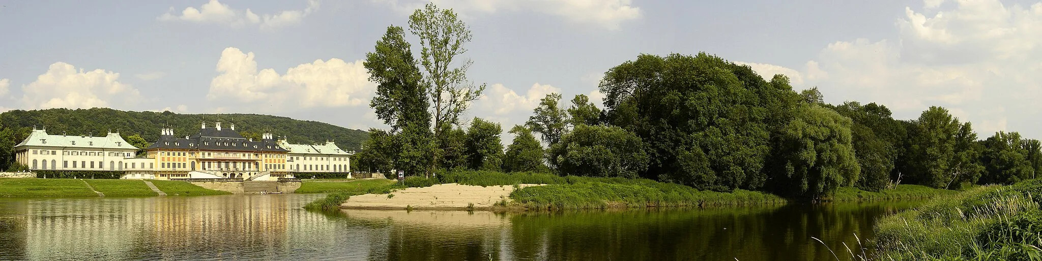 Photo showing: Panorama of the Schloss Pillnitz and the Elbe island at Kleinzschachwitz in Dresden, Germany