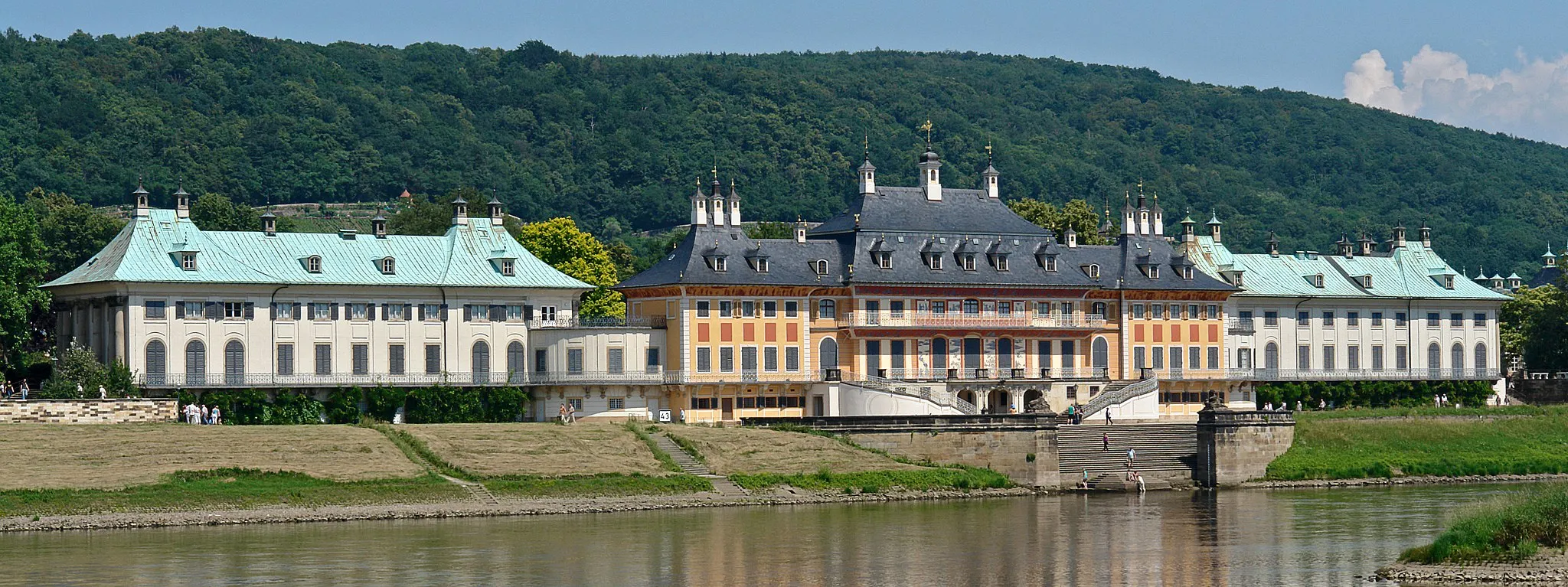 Photo showing: Blick über die Elbe auf das Schloss Pillnitz (Wasserpalais) von Kleinzschachwitz aus.