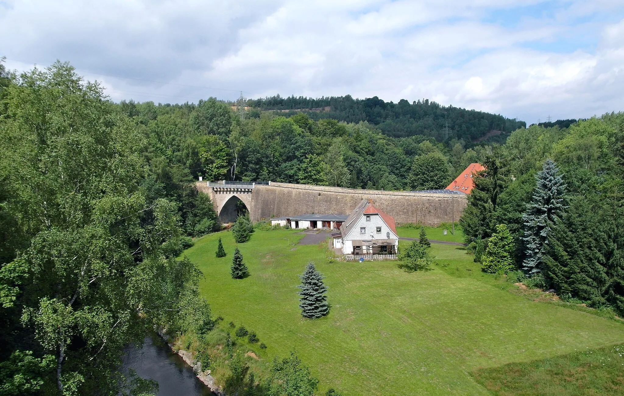 Photo showing: 06.08.2017   09599  Halsbach/Neuhilbersdorf (Freiberg), Unteres Muldental (GMP: 50.918841,13.373359): Hammerbrücke (früher auch „Dresdner Brücke“), 1570 erbaut, älteste Brücke von Freiberg und eine der ältesten in Sachsen. Spitzbogenbrücke aus Naturstein, 7,20 m breit, Bogenspannweite 13,80 m, lichte Höhe 11,30 m. 1999 grundhaft saniert. Heute nur für Fußgänger.                                                                                                                                                                                                                                                                   [SAM1283.JPG]20170806400DR.JPG(c)Blobelt