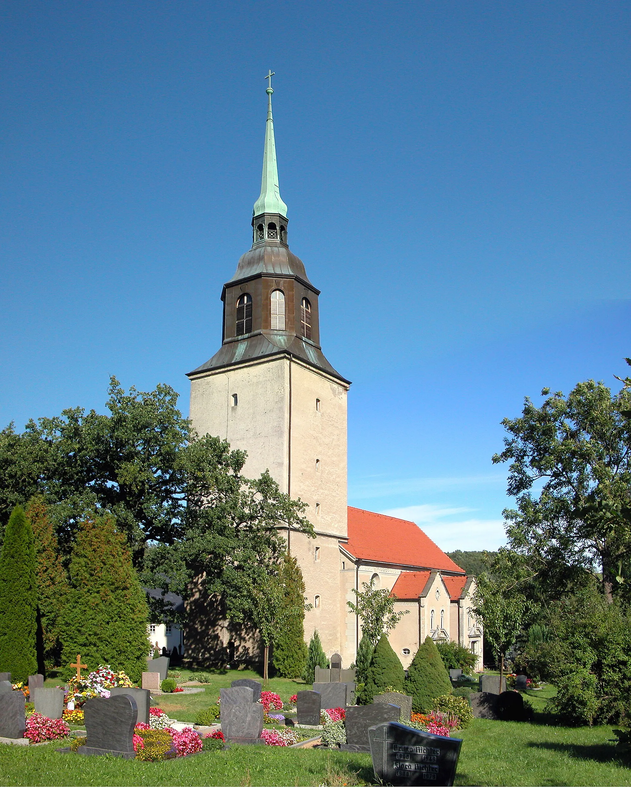 Photo showing: 12.09.2011   09627   Oberbobritzsch (Bobritzsch-Hilbersdorf), Kirchstraße (GMP: 50.875369,13.453209): Dorfkirche St. Nicolaus. Sicht von SW. Erstmals 1392 erwähnt.  Im Kern mittelalterlich,  1710 erneuert,  Äußeres im 20. Jh. entstellt. Sechsflügeliger Schnitzaltar von 1521 von einen unbekannten Freiberger Künstler.       [DSCNn2738&39.TIF]201109122305MDR.JPG(c)Blobelt