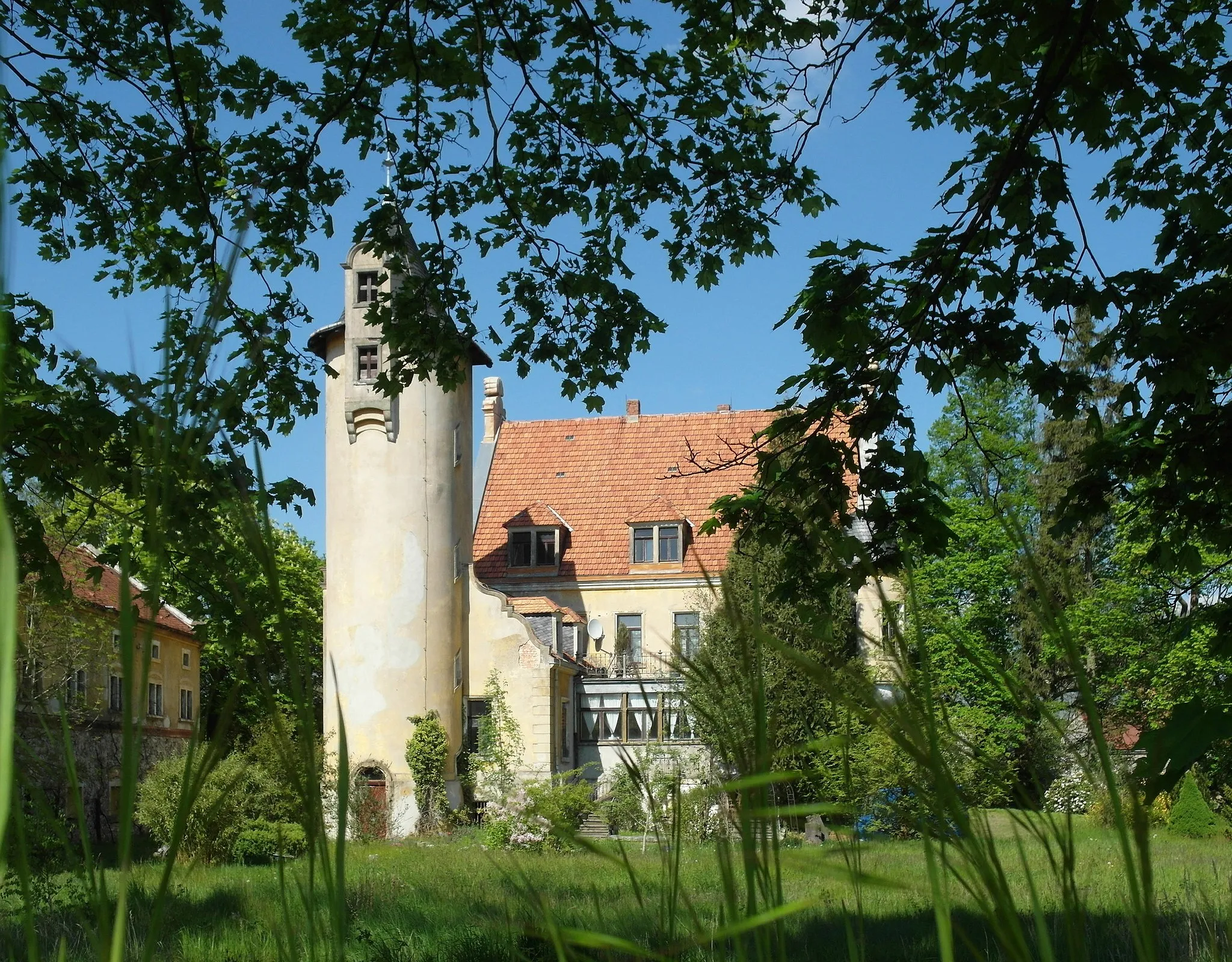 Photo showing: 09.05.2016   01936   Schmorkau (Gemeinde Neukirch): Hauptstraße 2a. Sicht von SW. Das Märchenschloß wurde erst 1898 im Auftrag Nähmaschinenfabrikanten Bruno Naumann erbaut. Nach 1917 war es ein Offizierskasino, nachdem die Königsbrücker Heide als Truppenübungsplatz auserkoren worden war. Auch nach dem II. WK blieb das so. 1945 zogen Offiziere der Roten Armee ins Schloß. Nach deren Abzug 1992 verfielen die Gebäude. 1998 übernahm die Gemeinde das Anwesen und führte mit staatlichen Fördermitteln Erhaltungsarbeiten aus. 2002 wurde das Schloß an die Arkanum Vermögensverwaltung GmbH verkauft.                                                                                                                                                                                  [SAM5894.JPG]20160509835DR.JPG(c)Blobelt