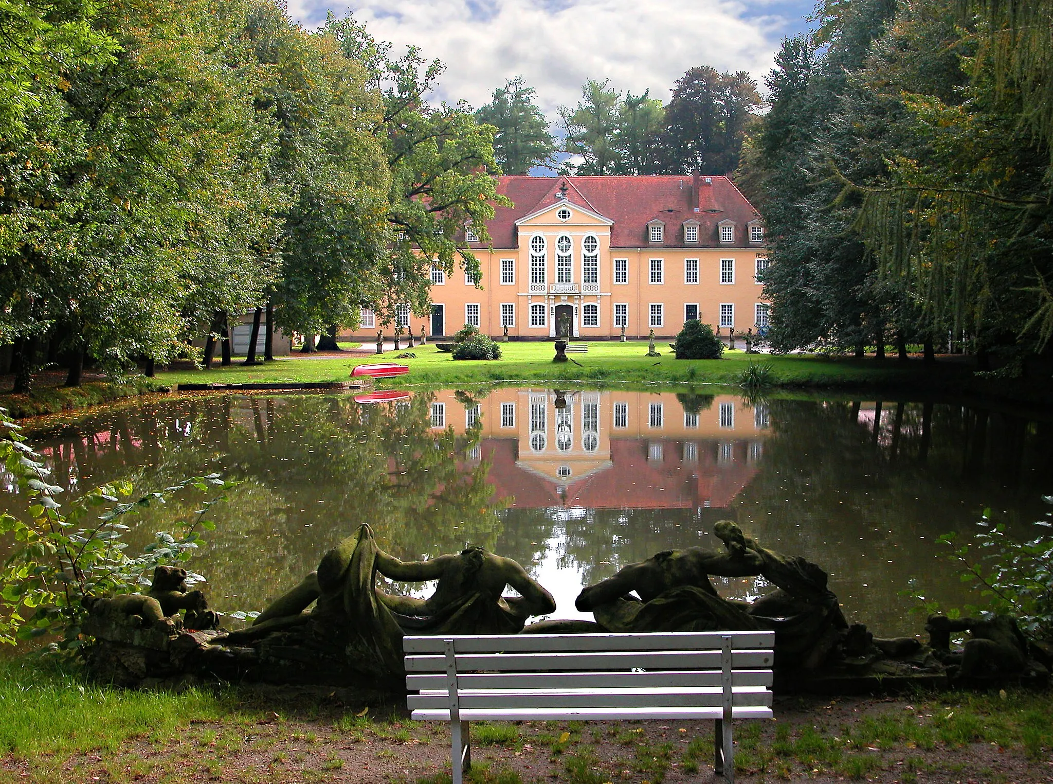 Photo showing: 29.09.2005   01936   [=>01896]  Oberlichtenau: Barockschloß, erbaut ab 1724 unter Christian Gottlieb von Holtzendorff. In der DDR war hier ein Kinderheim.                    [DSCN7676.TIF]20050929025DR.JPG(c)Blobelt