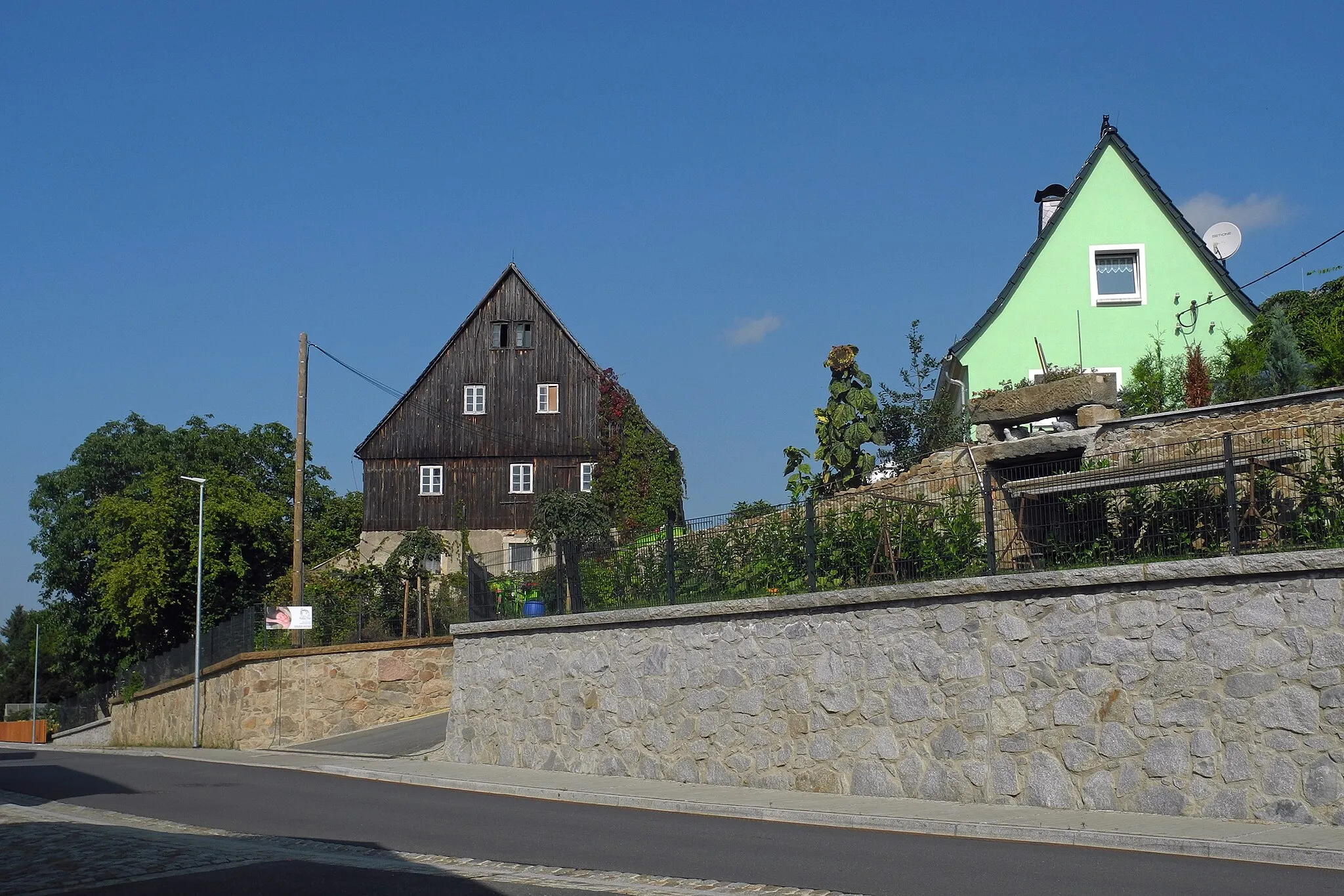 Photo showing: Wohnstallhaus in Seeligstadt, Hauptstr. 14 und Einfriedungsmauer entlang der Hauptstr. 16