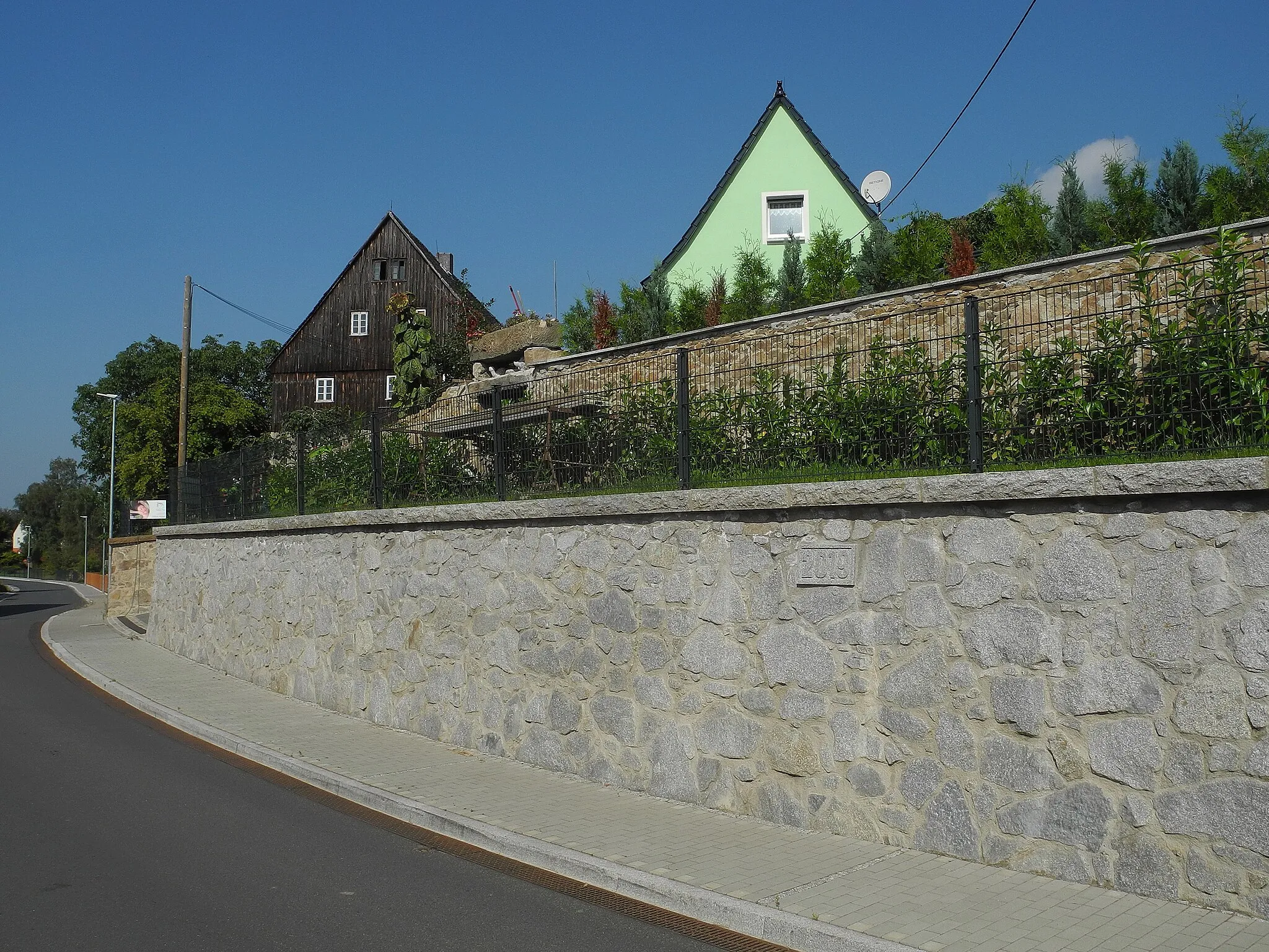 Photo showing: Einfriedungsmauer in Seeligstadt entlang der Hauptstraße, bei Nr. 16-18 – Hinweis: Die Mauern wurden 2018/19 umfassend saniert (vorher standen sie unter Denkmalschutz)
