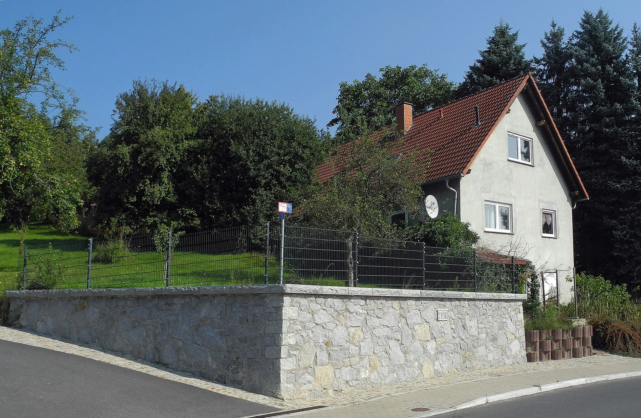 Photo showing: Einfriedungsmauer in Seeligstadt entlang der Hauptstraße, bei Nr. 22 – Hinweis: Die Mauern wurden 2018/19 umfassend saniert (vorher standen sie unter Denkmalschutz).