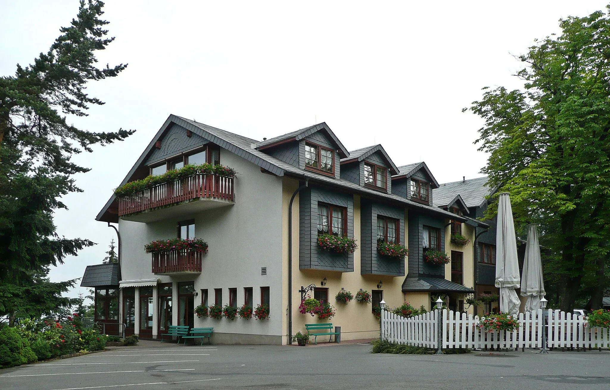 Photo showing: This image shows the Hotel on top of the Augustusberg (507 m) near Bad Gottleuba.