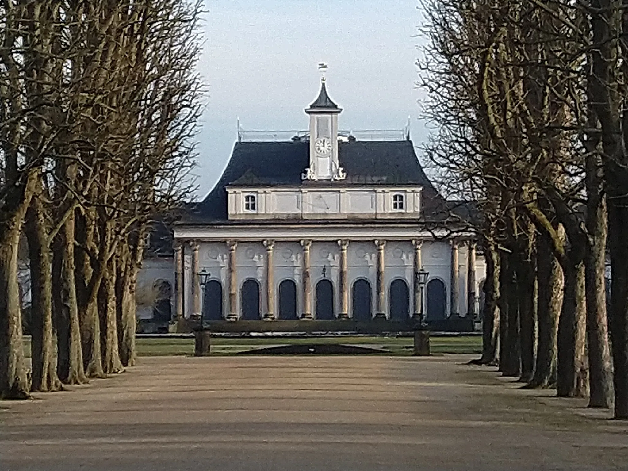 Photo showing: Schloss Pillnitz — „Neues Palais“: Portal auf der Parkseite