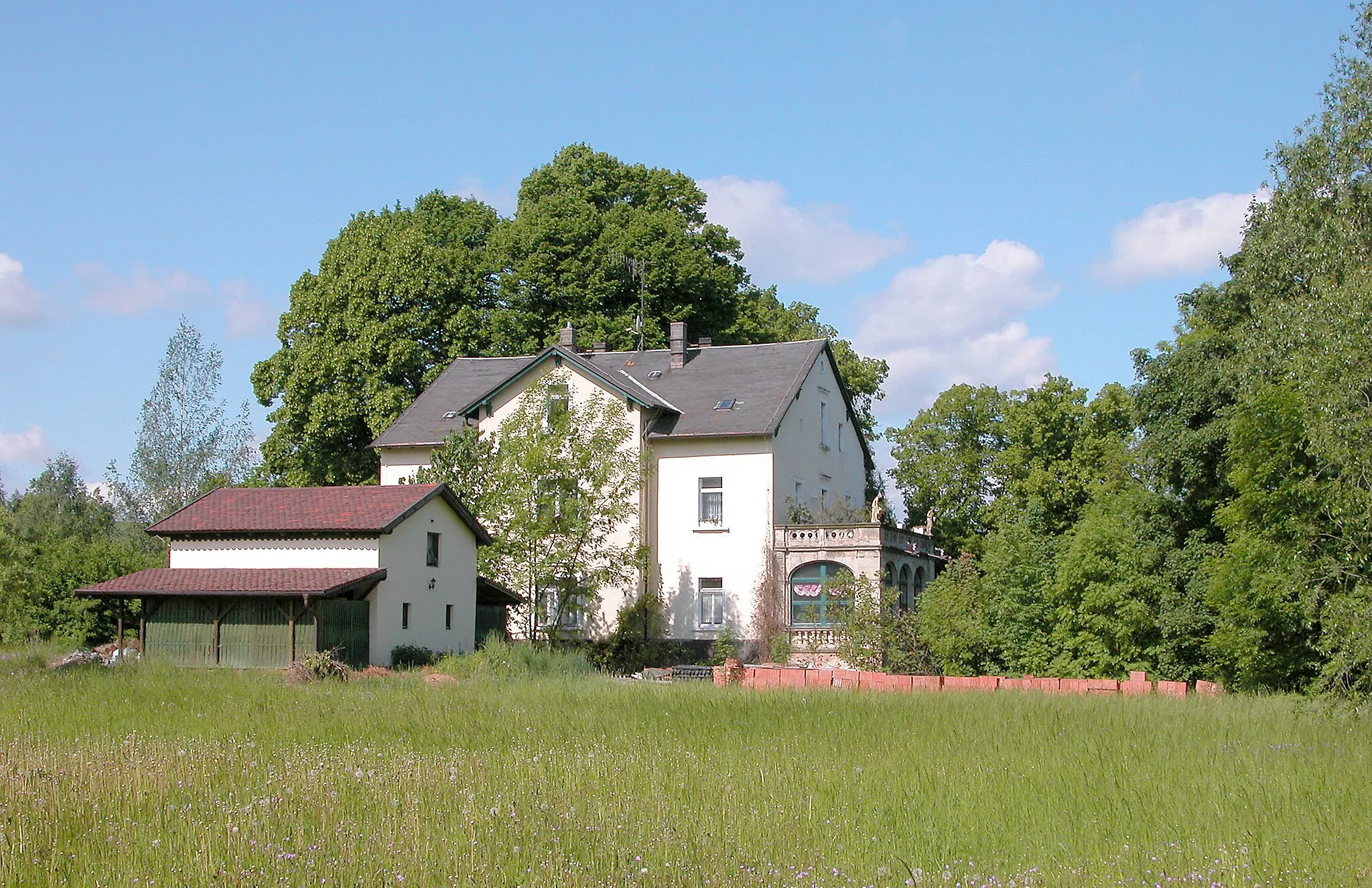 Photo showing: 24.05.2006  09629  Steinbach (Reinsberg): Herrenhaus des ehm. Rittergutes, Dorfstr. 17. Saniert und bewohnt.                           [DSCN10193.TIF(20060524035DR.JPG(c)Blobelt