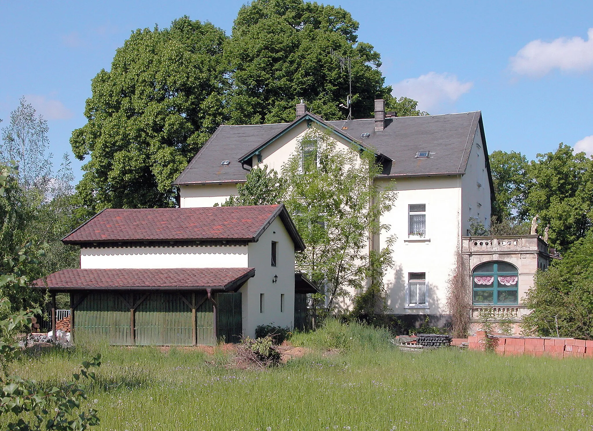 Photo showing: 24.05.2006  09629  Steinbach (Reinsberg): Herrenhaus des ehm. Rittergutes, Dorfstr. 17. Saniert und bewohnt.                           [DSCN10194.TIF(20060524037DR.JPG(c)Blobelt