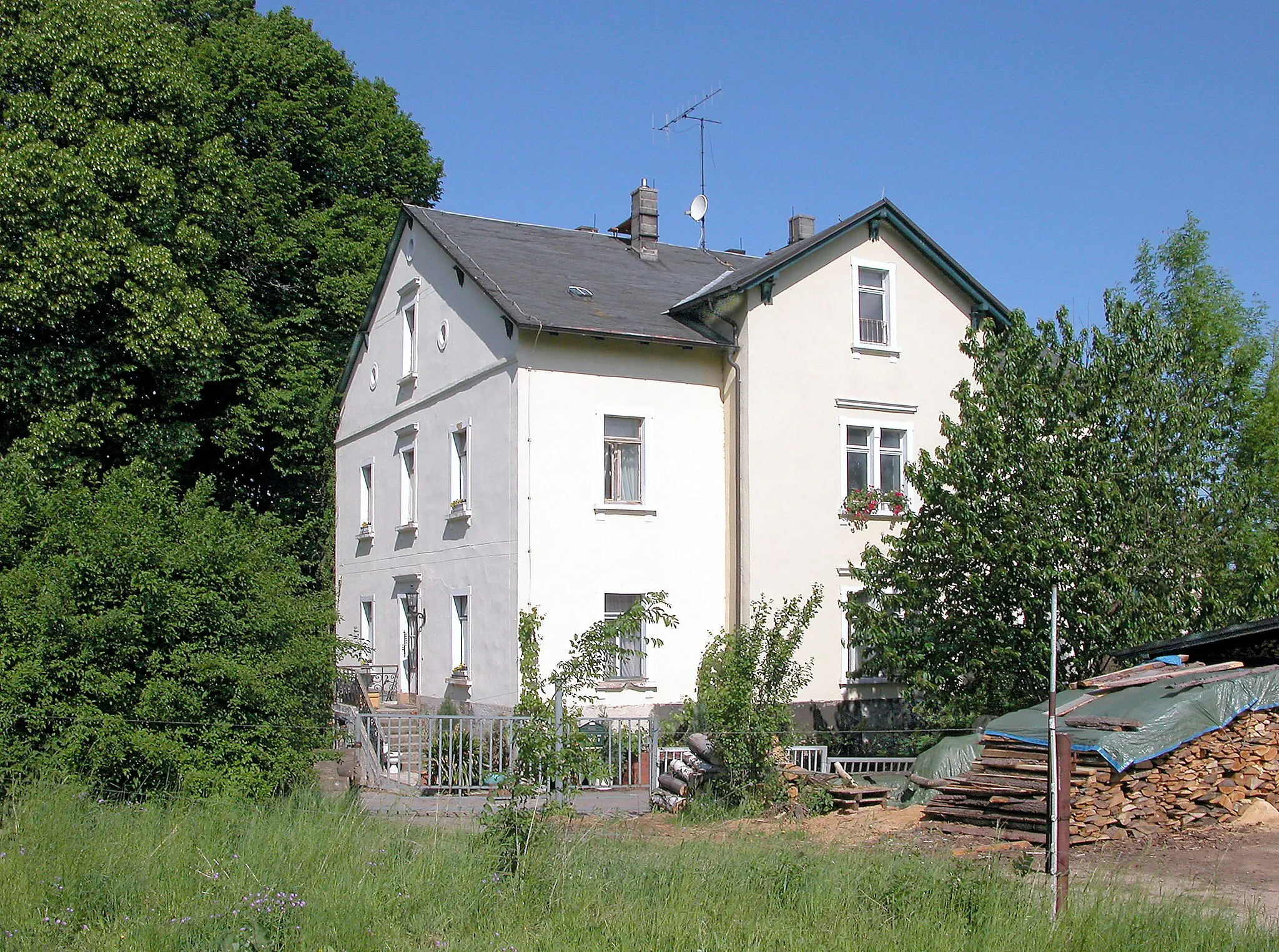 Photo showing: 24.05.2006  09629  Steinbach (Reinsberg): Herrenhaus des ehm. Rittergutes, Dorfstr. 17. Saniert und bewohnt.                           [DSCN10196.TIF(20060524040DR.JPG(c)Blobelt