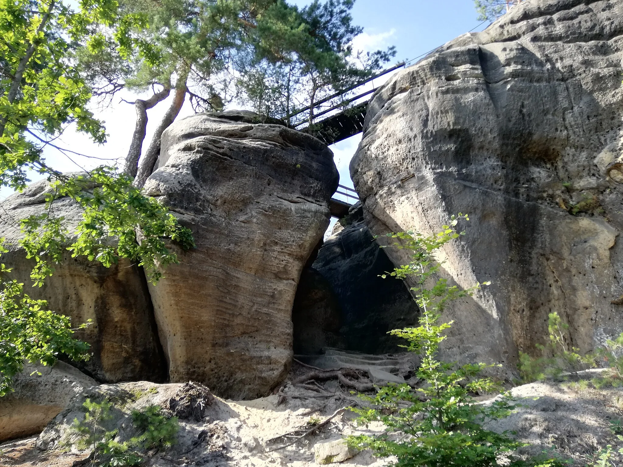 Photo showing: Sandstone-rock view - "Submarine" is a sandstone rock formation located above Česká Kamenice in the Děčín district in the Ústí nad Labem Region, Czech Republic