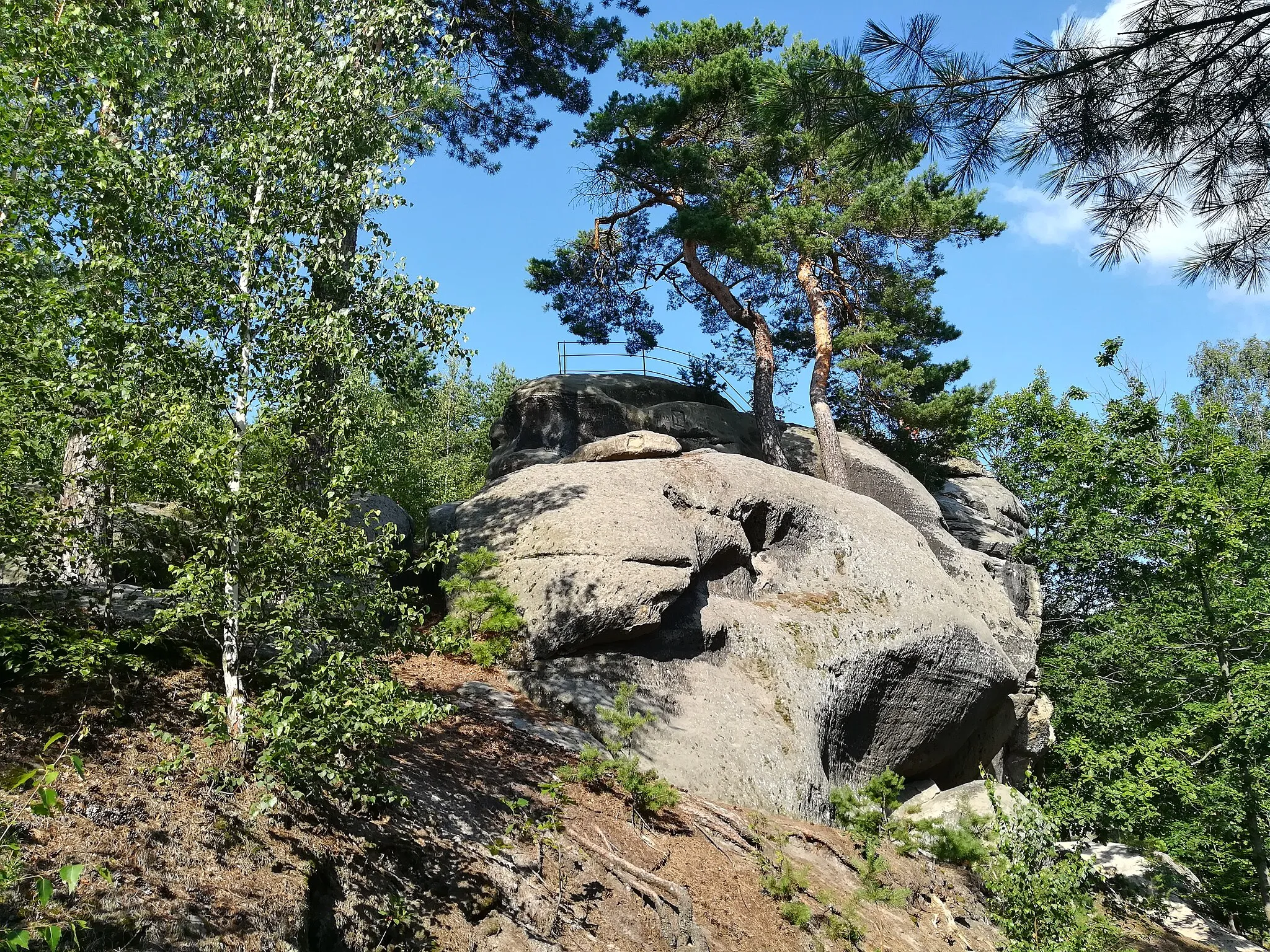 Photo showing: Sandstone-rock view - "Submarine" is a sandstone rock formation located above Česká Kamenice in the Děčín district in the Ústí nad Labem Region, Czech Republic