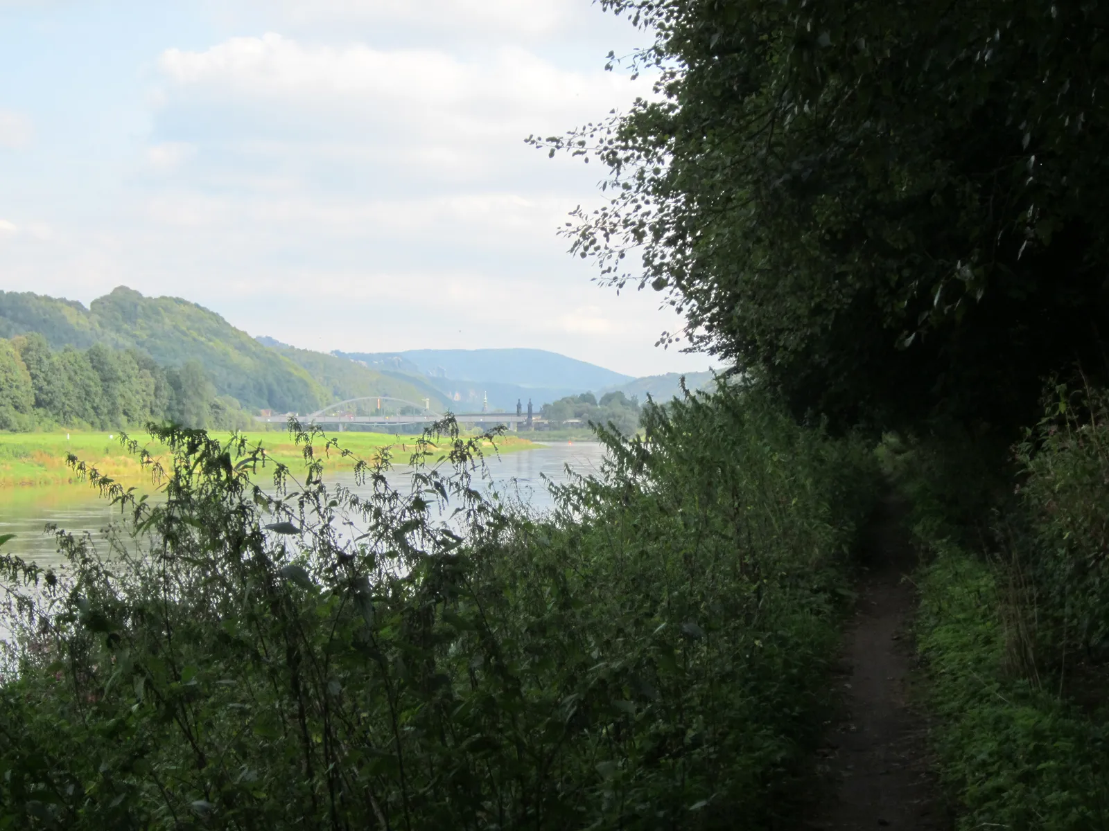 Photo showing: Old towpath of the Elbe in the Elbsandsteingebirge. In the background Bad Schandau. Sachsen, Germany.