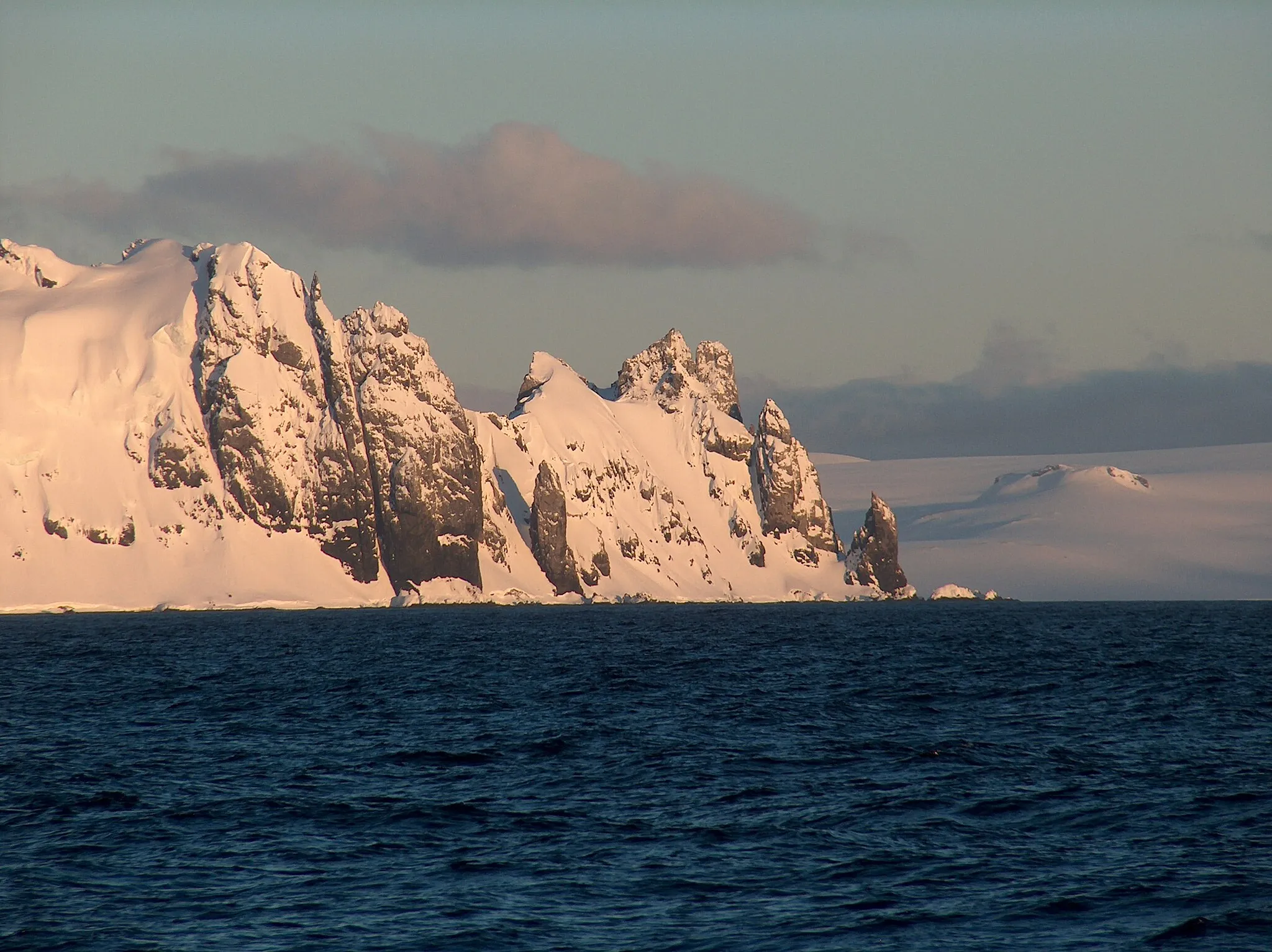 Photo showing: Renier Point, the east extremity of Burgas Peninsula and Livingston Island in the South Shetland Islands; photo taken from ROU Vanguardia
Viewpoint location: ROU Vanguardia, Uruguayan Navy in Bransfield Strait off Livingston Island, in the South Shetland Islands
Viewpoint elevation: 5 meters
Camera: HP PhotoSmart C945 (V01.54)