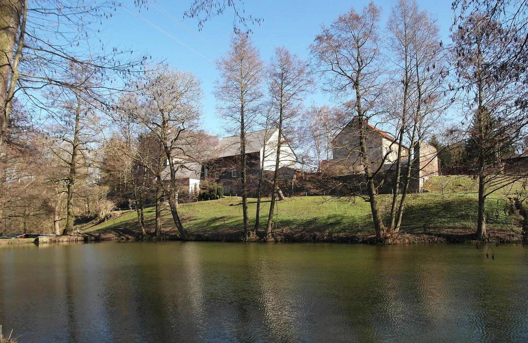 Photo showing: 06.04.2018  09661  Arnsdorf (Striegistal), Rittergut: Blick von Nordwesten über über einen Teich der Fischteichkaskade zu den Gebäude des Gutes, darunter Haus Berbersdorfer Str. 29  (GMP: 51.010551,13.142872).                                                               [SAM5052.JPG]20180406620DR.JPG(c)Blobelt