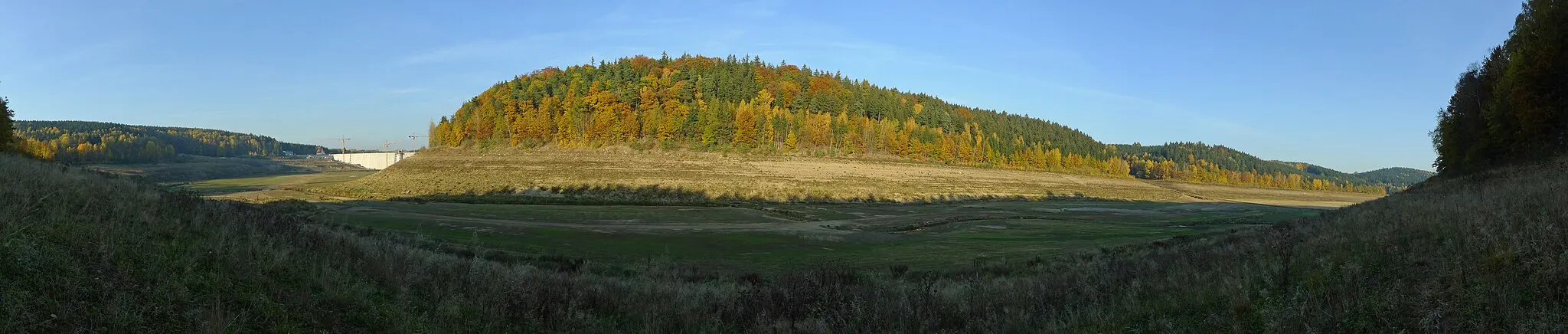 Photo showing: Aufgrund der Sperrmauersanierung leeres Staubecken der Talsperre Klingenberg