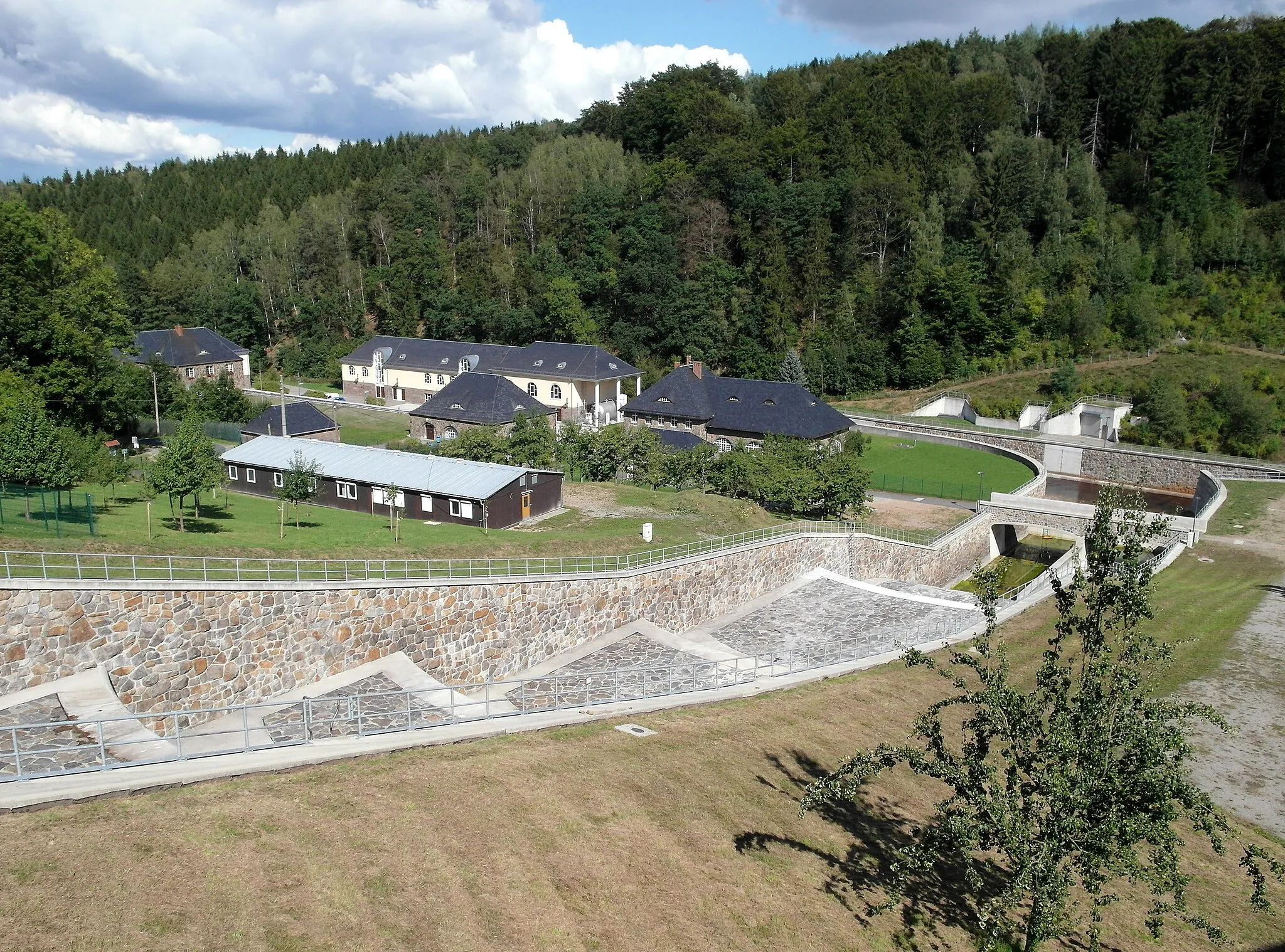 Photo showing: 09.09.2015   01774   Klingenberg: Wasserkraftwerk und Trinkwassertalsperre Klingenberg,  An der Talsperre 1 (GMP: 50.906943,13.537377). Erbaut von 1908-1914. Hier der Überlaufkanal. Im Tal das Wasserkraftwerk. Blick nach Nordsten.                                                                                                 [SAM1618.JPG]20150909320DR.JPG(c)Blobelt