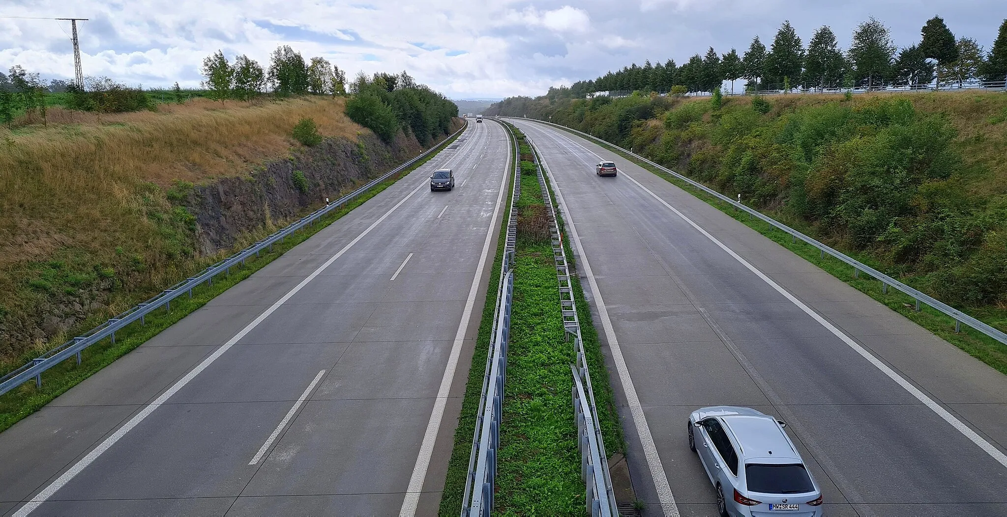 Photo showing: Blick von der Fußgängerbrücke über die A17 in Liebstadt auf die Autobahn (Blickrichtung Süden); nahe des Käferbergs