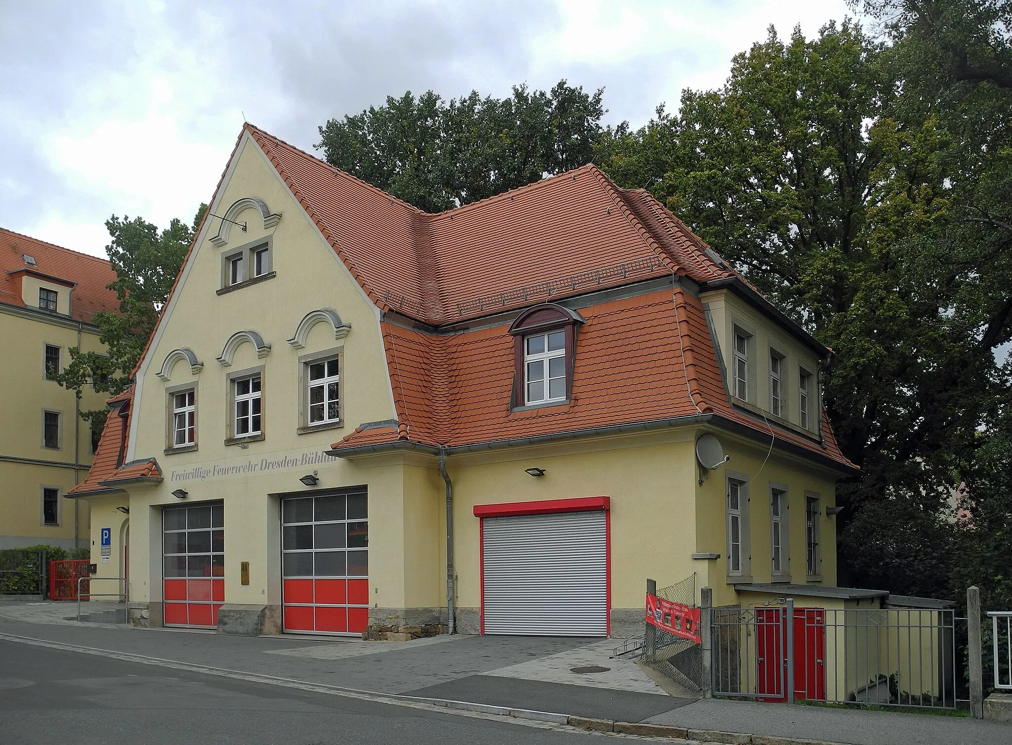 Photo showing: Gebäude der Freiwilligen Feuerwehr Bühlau (Stadtteilfeuerwehr) in Dresden-Bühlau, Neukircher Straße 1; erbaut 1914.