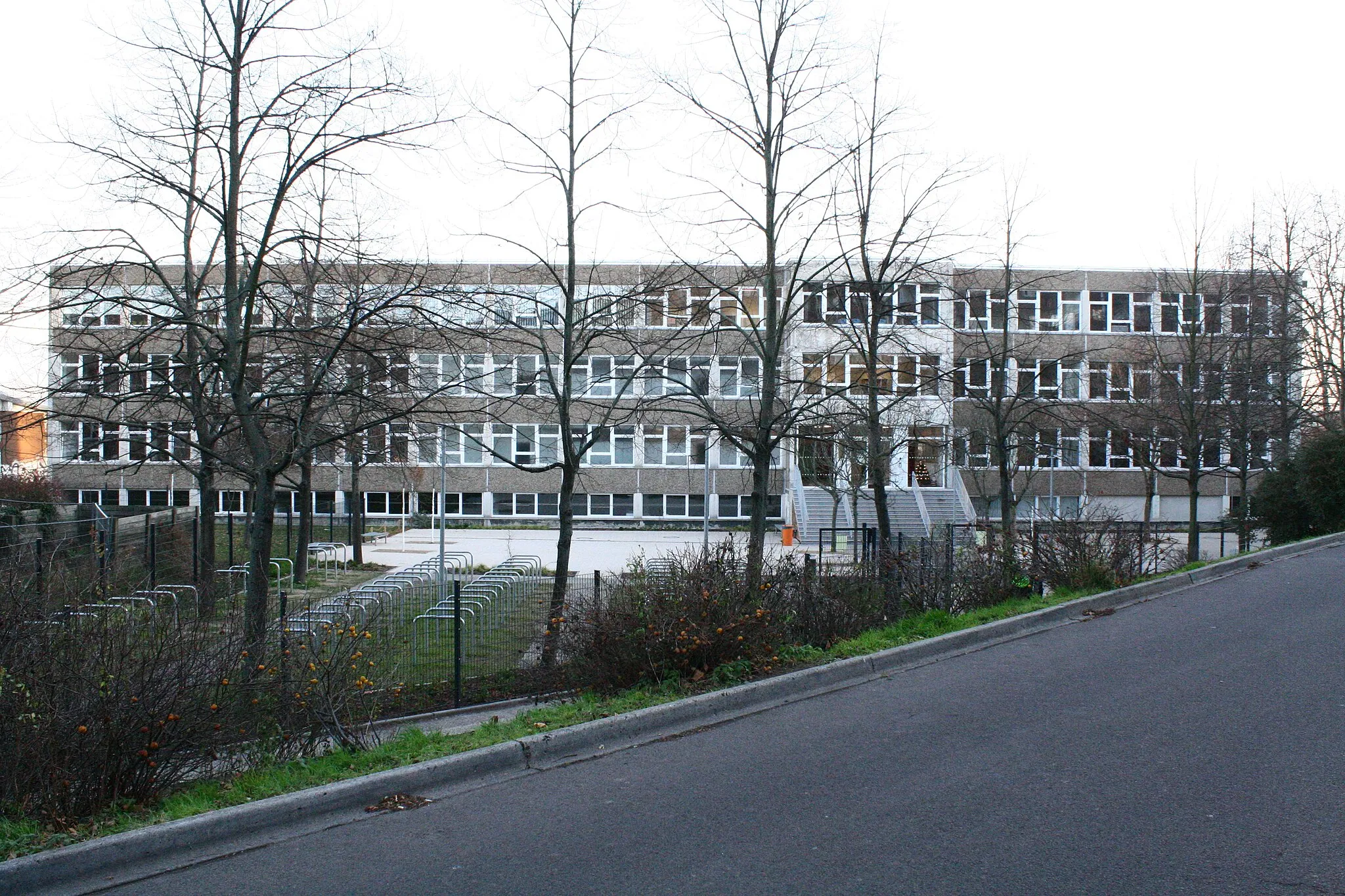 Photo showing: ehemalige 140. Grundschule, Ginsterstraße 3, Dresden-Neuomsewitz, zurzeit Interimstandort der 76. Oberschule