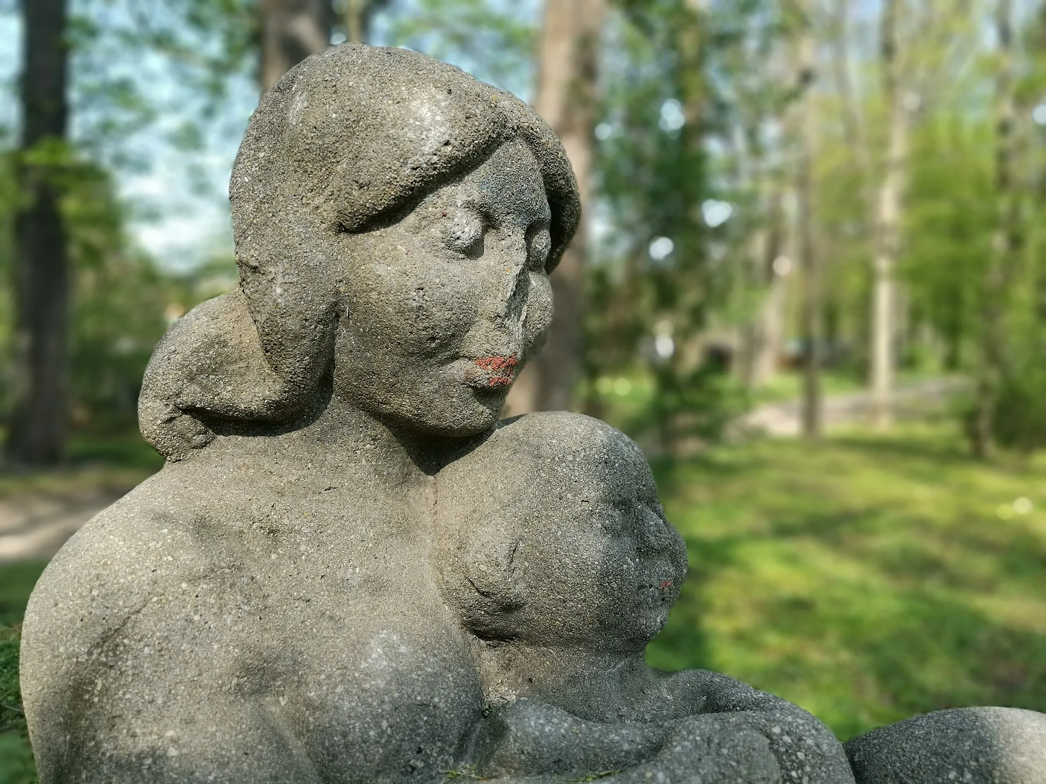 Photo showing: Plastik Liegende mit Kind im Volkspark Leutewitz