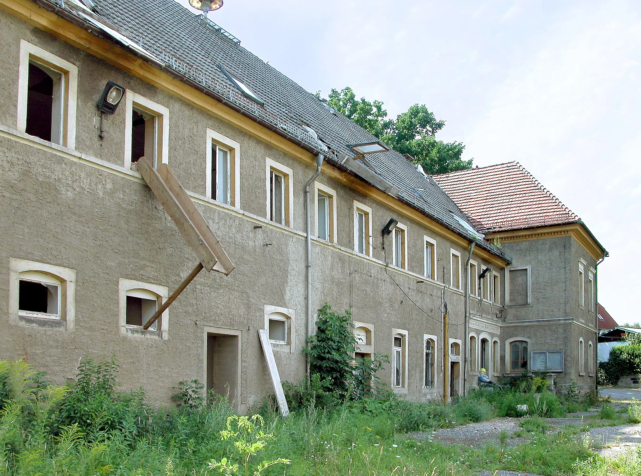 Photo showing: 06.08.2008  01239  Dresden-Kauscha, Zur Eiche 2: Vierseithof (GMP: 50.992759,13.778615). Westflügel von Friedrich August Winkler (1841). Ausbau zur Wohnanlage "Gutshof Le Chêne" geplant. Wohnhaus, Wohnstallhaus, zwei Seitengebäude und ein Torpfeiler des großen Vierseithofes stehen unter Denkmalschutz.                                                                                                                                                                                              [DSCN33654.TIF]20080806310DR.JPG(c)Blobelt