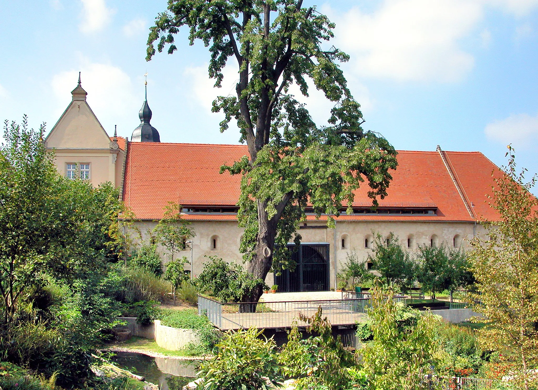 Photo showing: 26.08.2007   01587  Riesa: Nach Auflösung des Klosters 1554 erfolgte der Umbau zum Schloß und seit 1874 ist es Rathaus. Östlicher Klosterflügel von Osten gesehen.  
[DSCN29133.TIF]20070826650DR.JPG(c)Blobelt